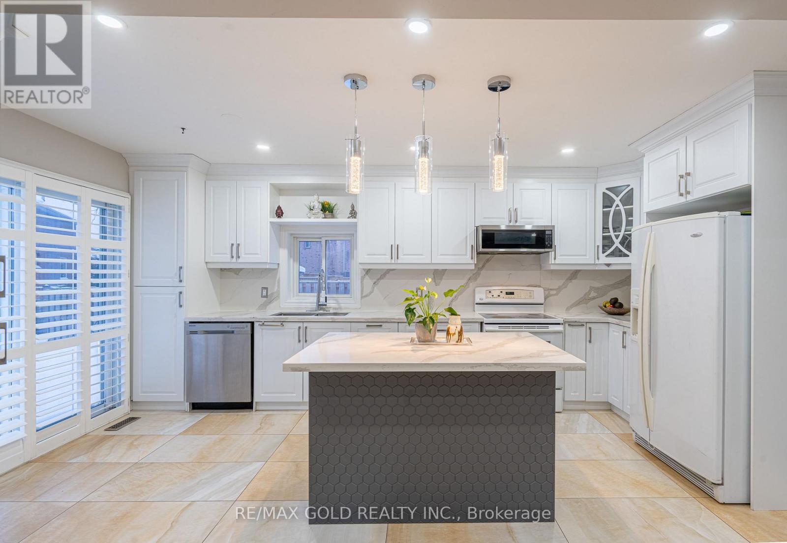 32 Heddon Court, Brampton, Ontario  L6Z 4H2 - Photo 3 - W12744872