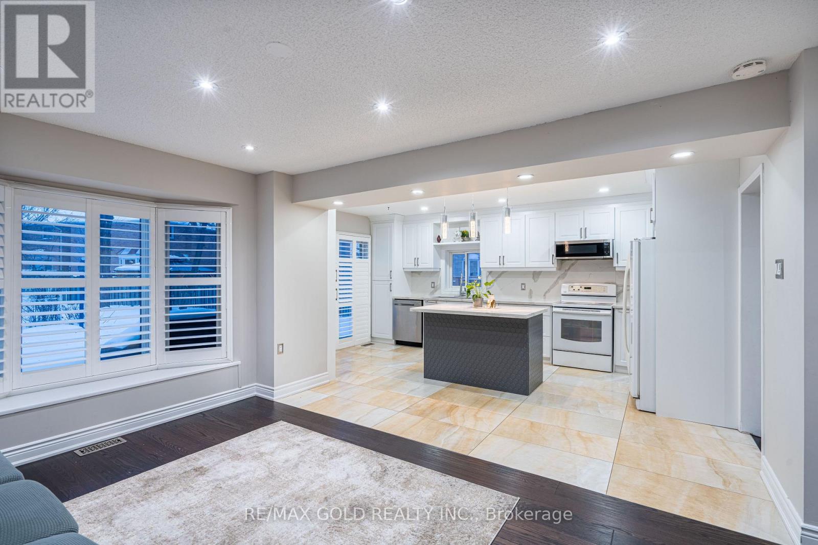 32 Heddon Court, Brampton, Ontario  L6Z 4H2 - Photo 8 - W12744872