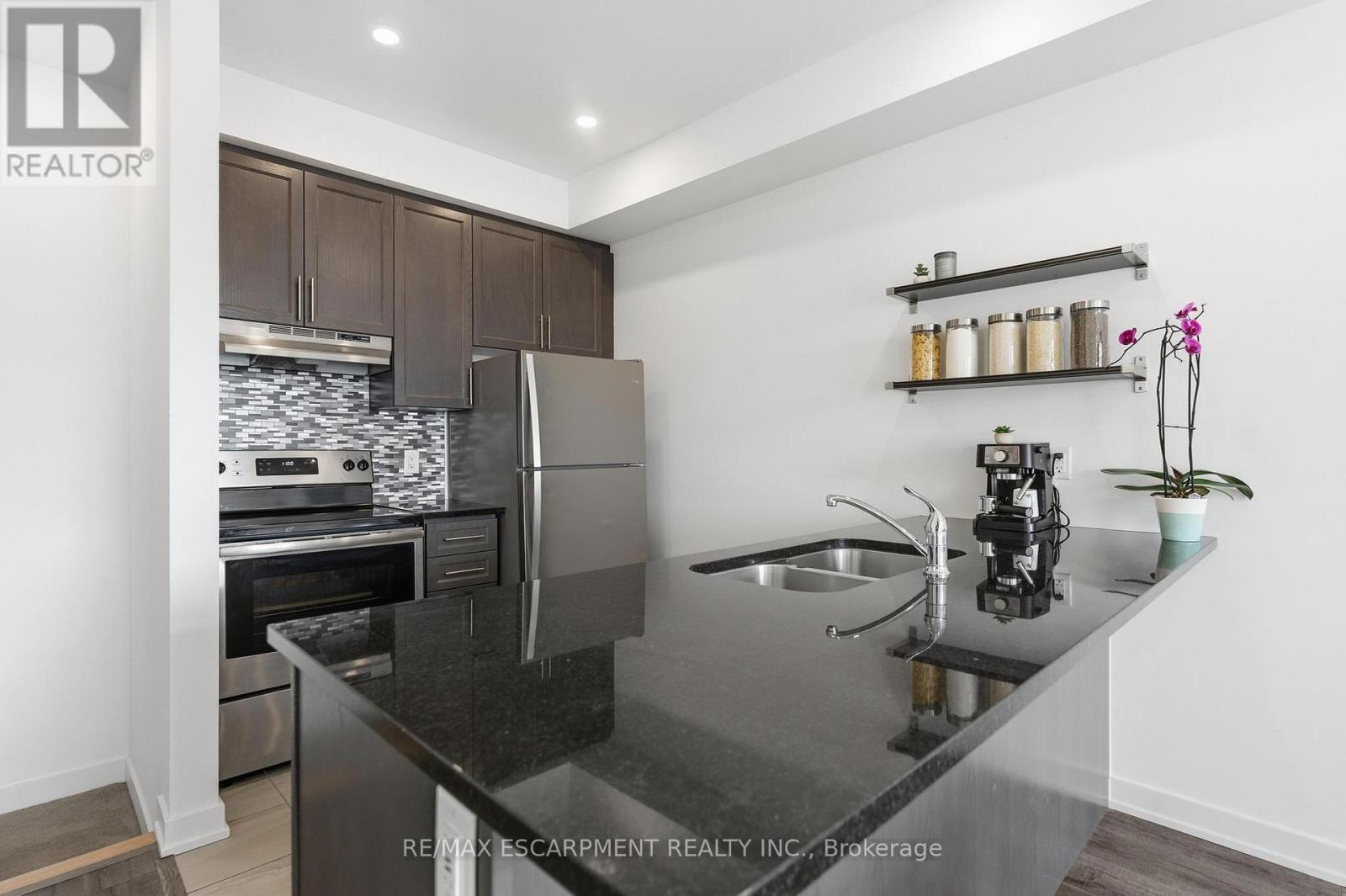 44 - 590 North Service Road, Hamilton, Ontario  L8E 0K5 - Photo 7 - X12716728