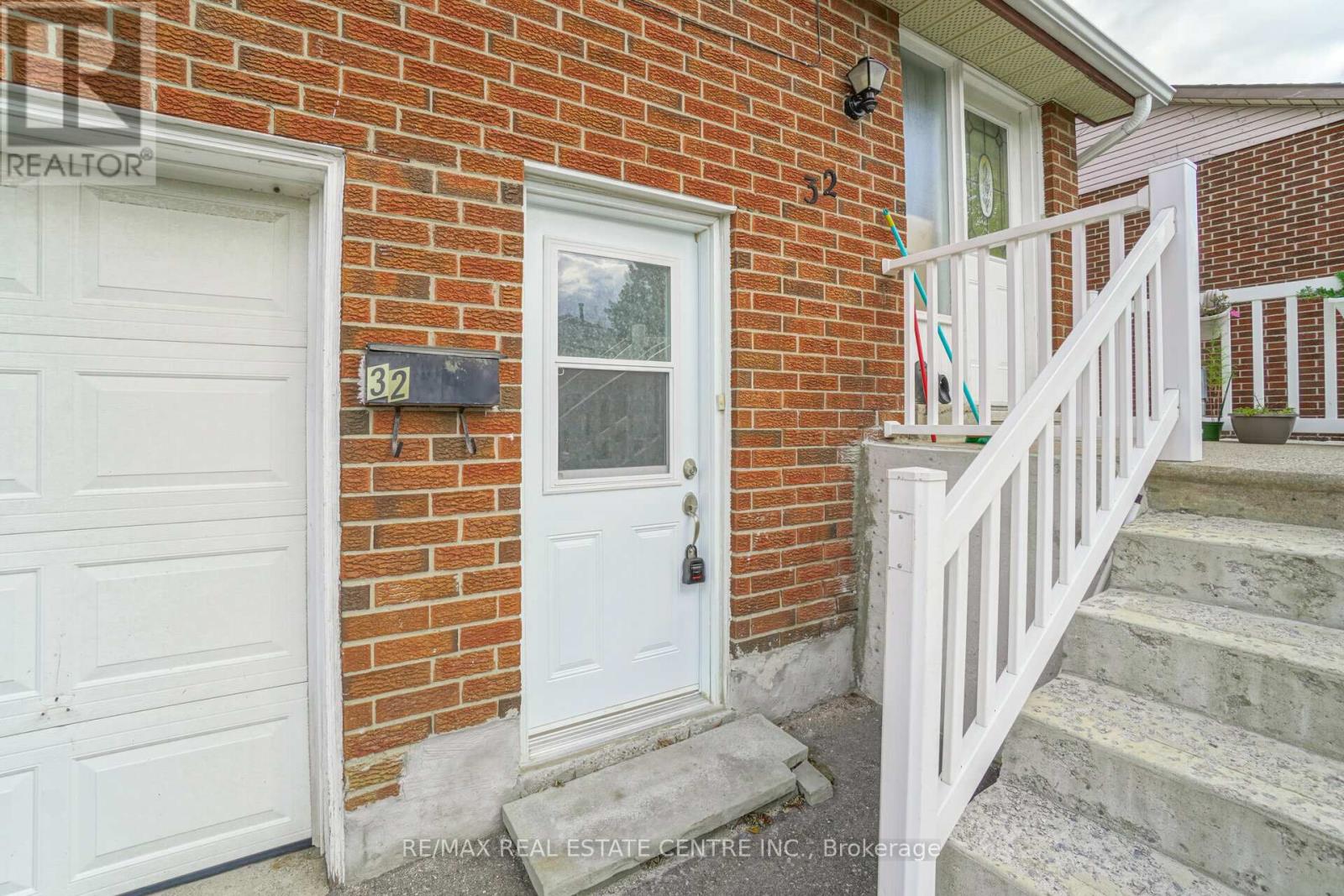 2 - 32 Mount Pleasant Drive, Brampton, Ontario  L6Z 1K2 - Photo 6 - W12749240