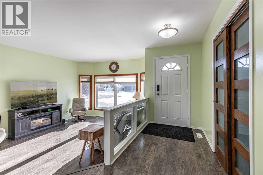 38 Cook Court Se, Medicine Hat, Alberta  T1B 3Y3 - Photo 4 - A2282139