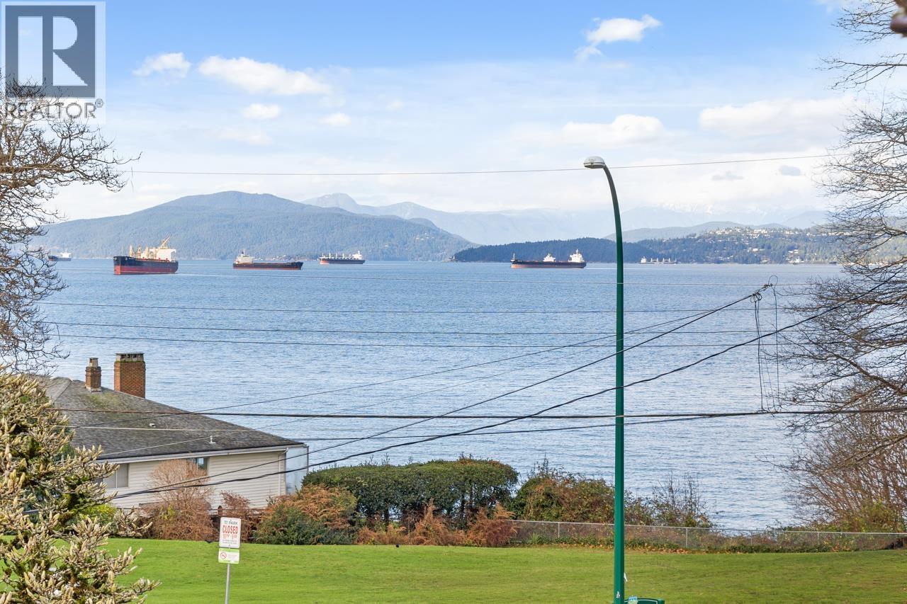 Listing Picture 17 of 40 : 2730 POINT GREY ROAD, Vancouver / 溫哥華 - 魯藝地產 Yvonne Lu Group - MLS Medallion Club Member