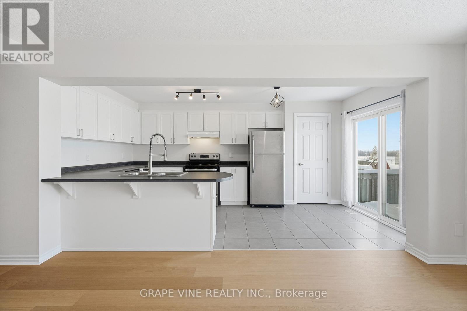 582 Meadowcreek Circle, Ottawa, Ontario  K2M 0J8 - Photo 10 - X12492864