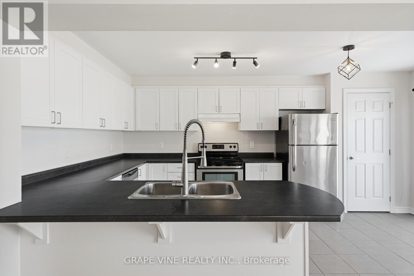 582 Meadowcreek Circle, Ottawa, Ontario  K2M 0J8 - Photo 11 - X12492864