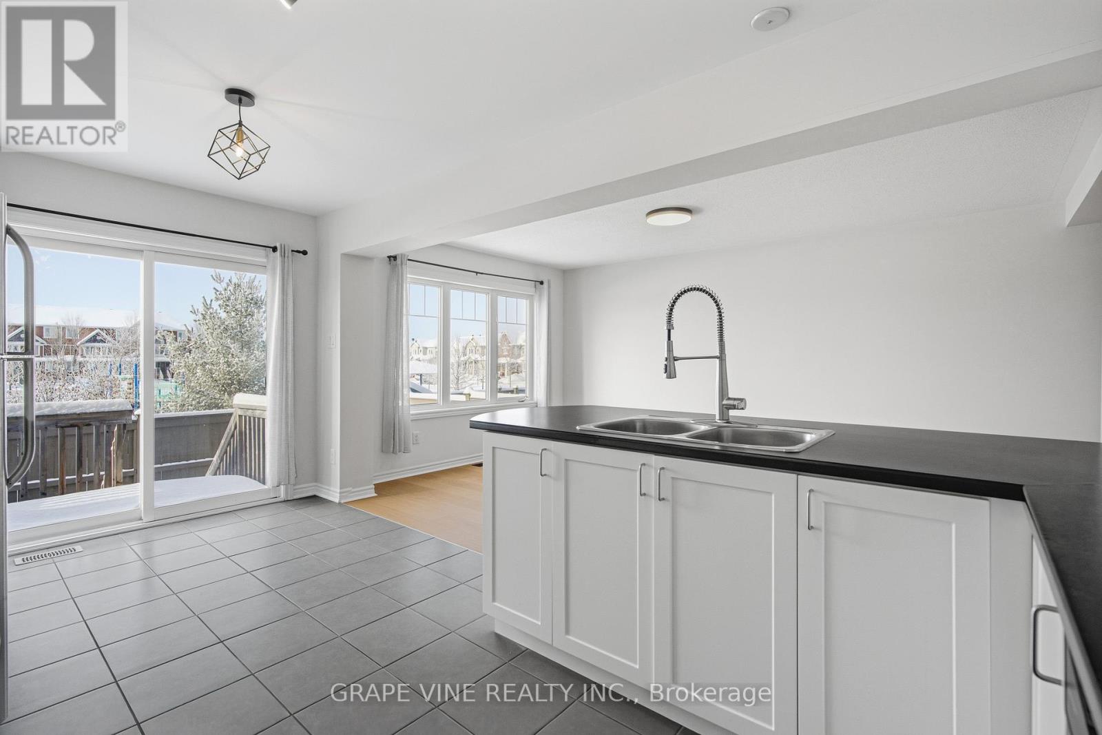 582 Meadowcreek Circle, Ottawa, Ontario  K2M 0J8 - Photo 13 - X12492864