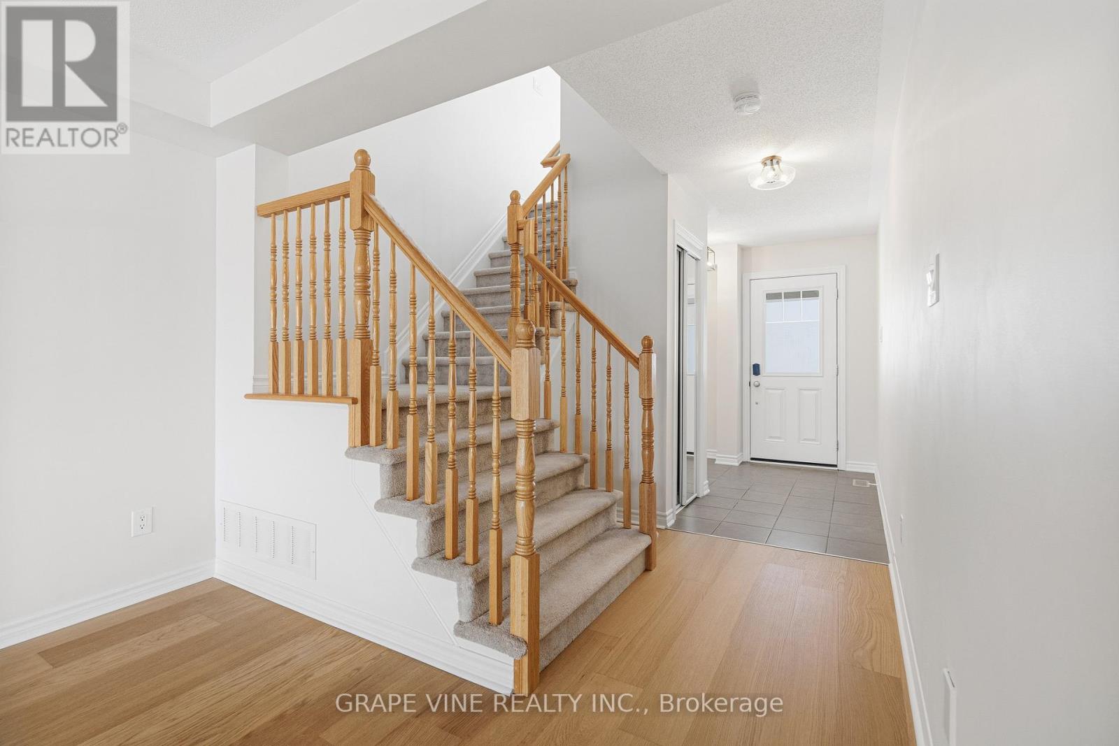 582 Meadowcreek Circle, Ottawa, Ontario  K2M 0J8 - Photo 3 - X12492864