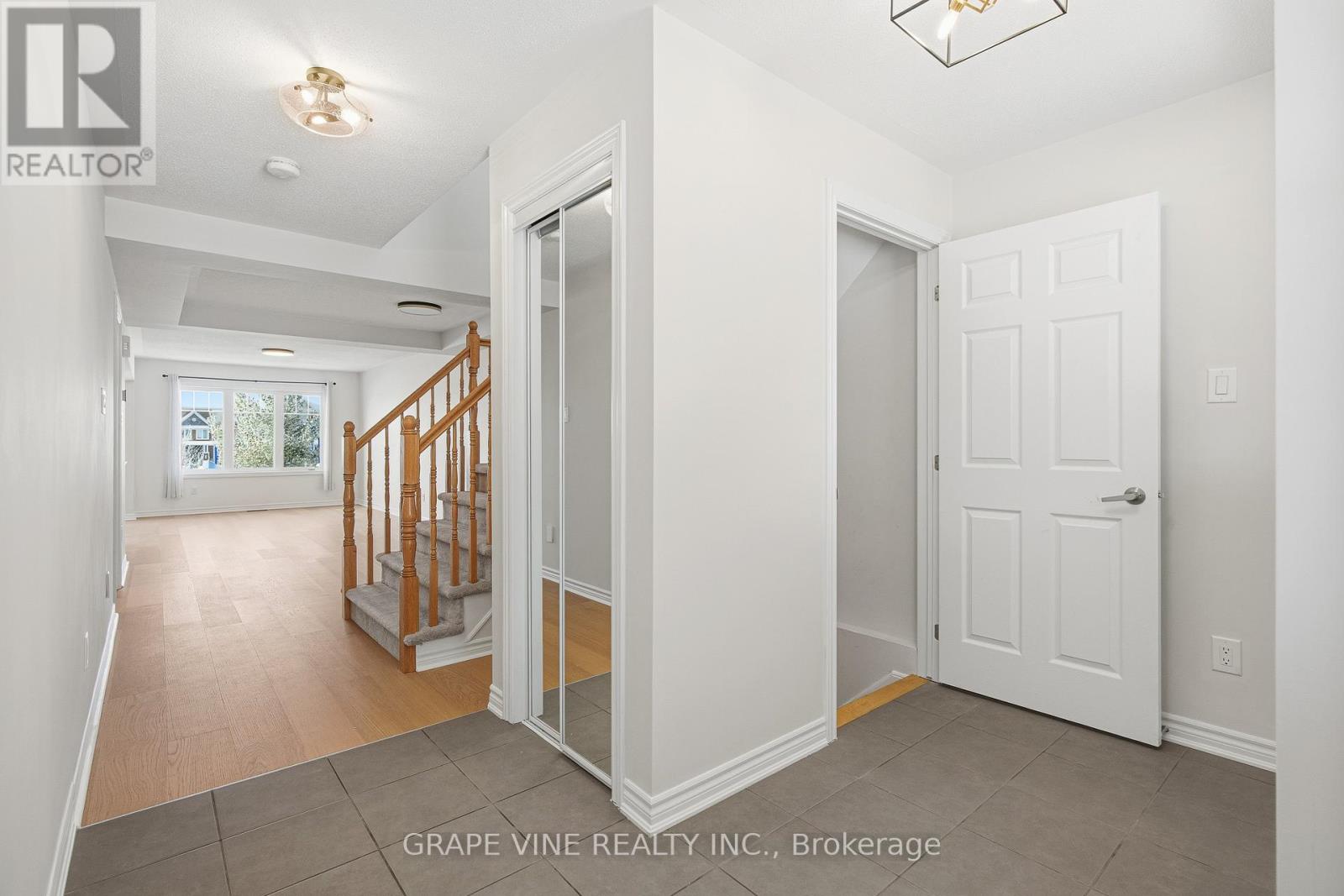 582 Meadowcreek Circle, Ottawa, Ontario  K2M 0J8 - Photo 4 - X12492864