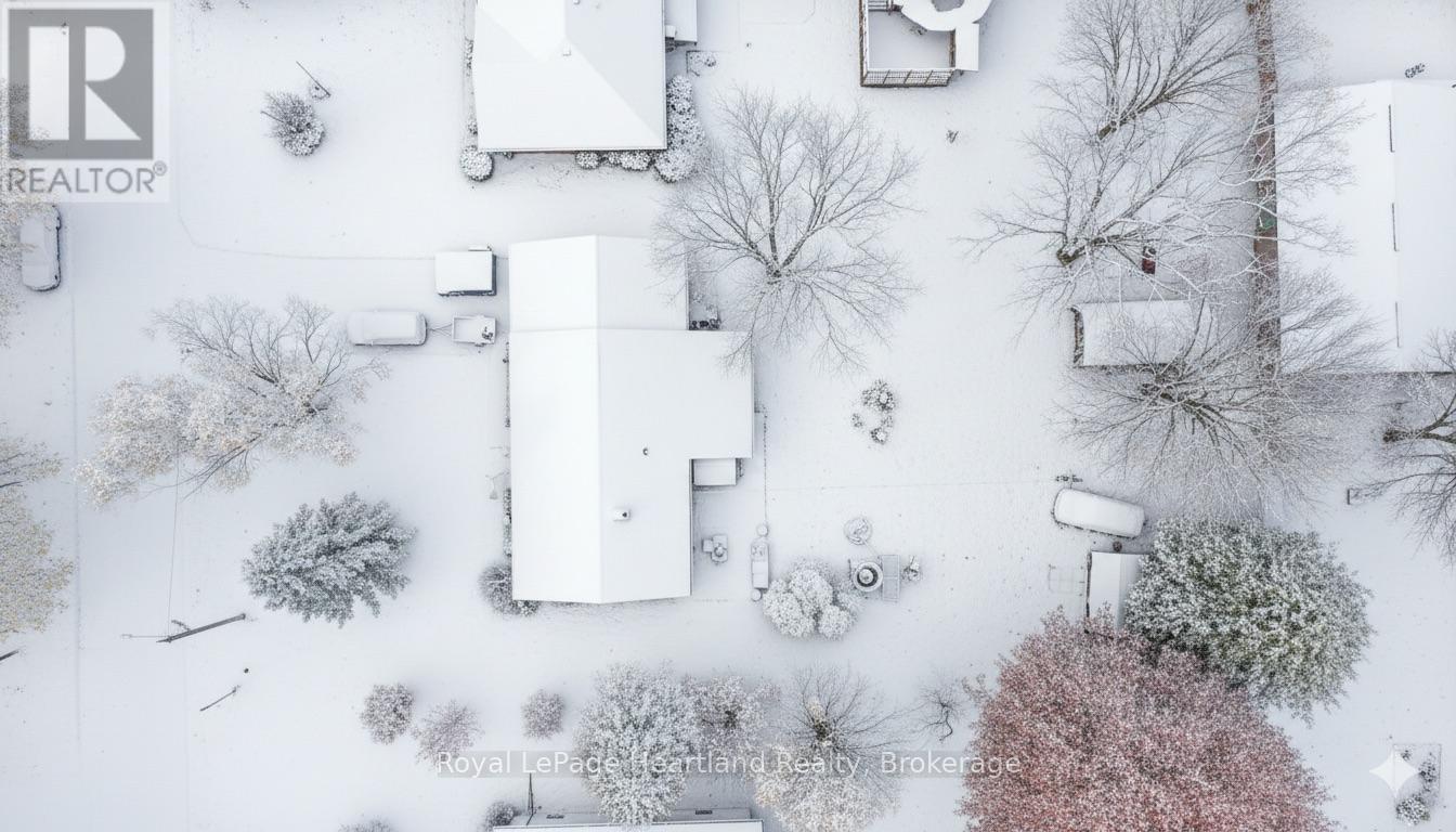 292 Wellington Street, North Huron, Ontario  N0M 1H0 - Photo 2 - X12749520