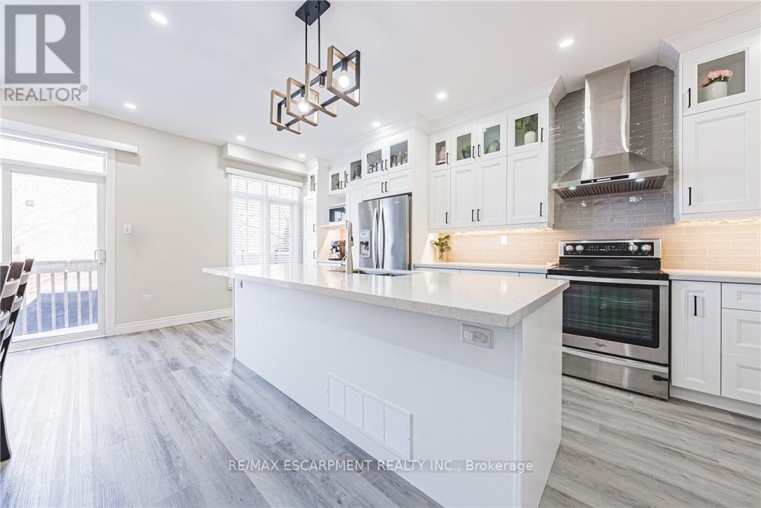 66 Deepcoral Court, Brampton, Ontario  L6V 4P7 - Photo 4 - W12749290