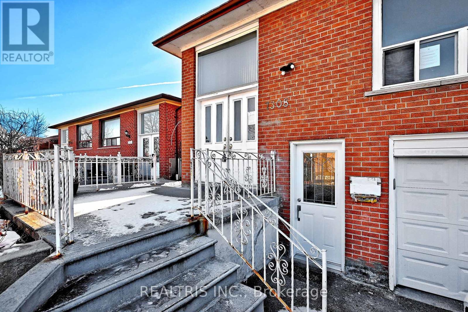 7308 Cambrett Drive, Mississauga, Ontario  L4T 2R5 - Photo 3 - W12749420