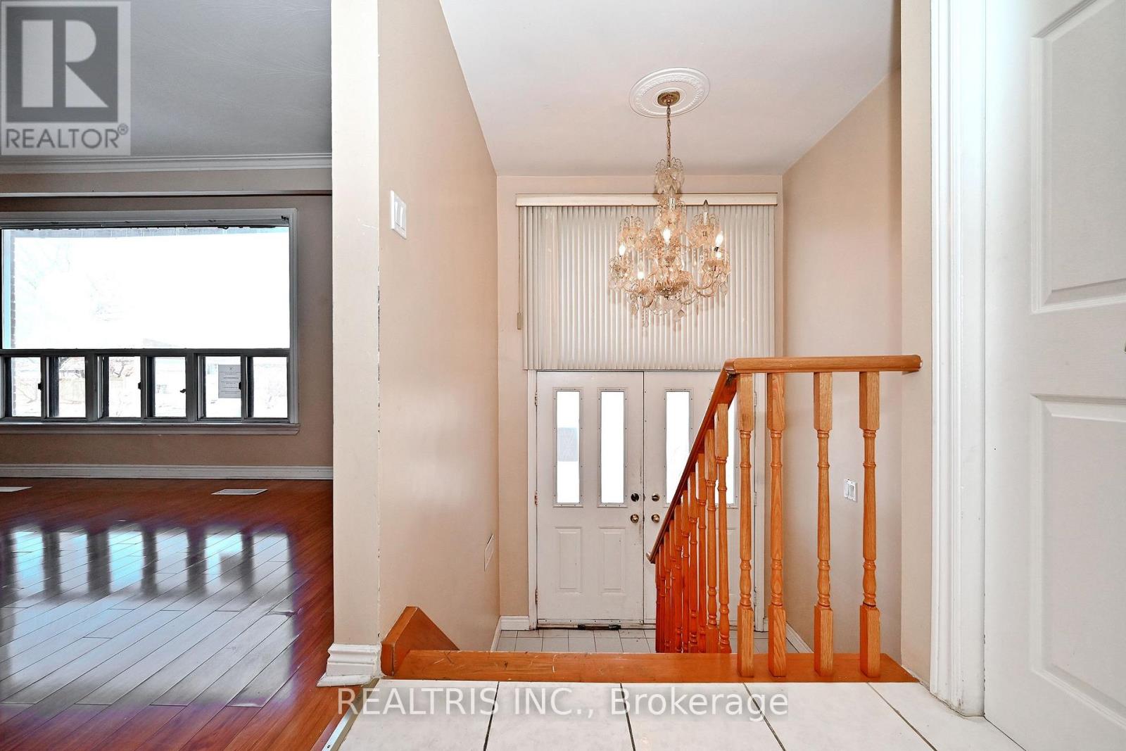 7308 Cambrett Drive, Mississauga, Ontario  L4T 2R5 - Photo 5 - W12749420