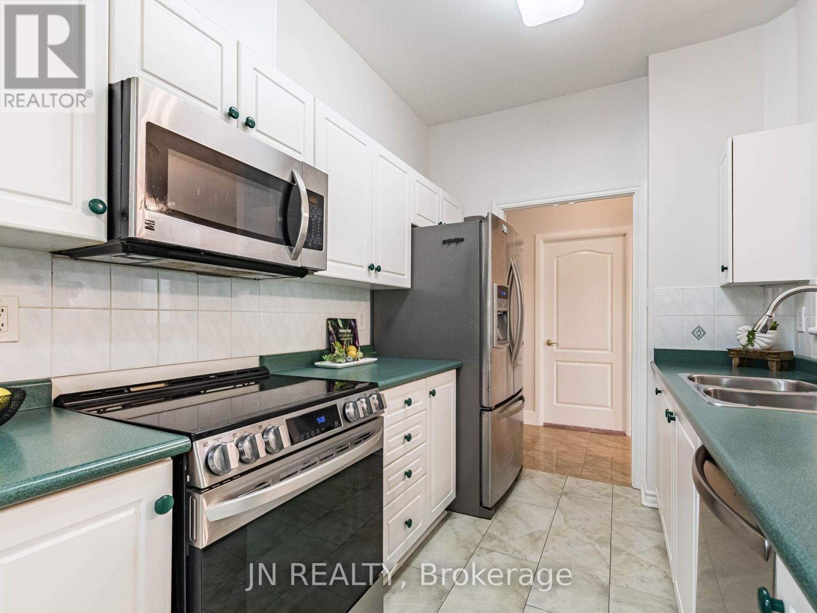 109 - 10 Dayspring Circle, Brampton, Ontario  L6P 1B9 - Photo 10 - W12749436