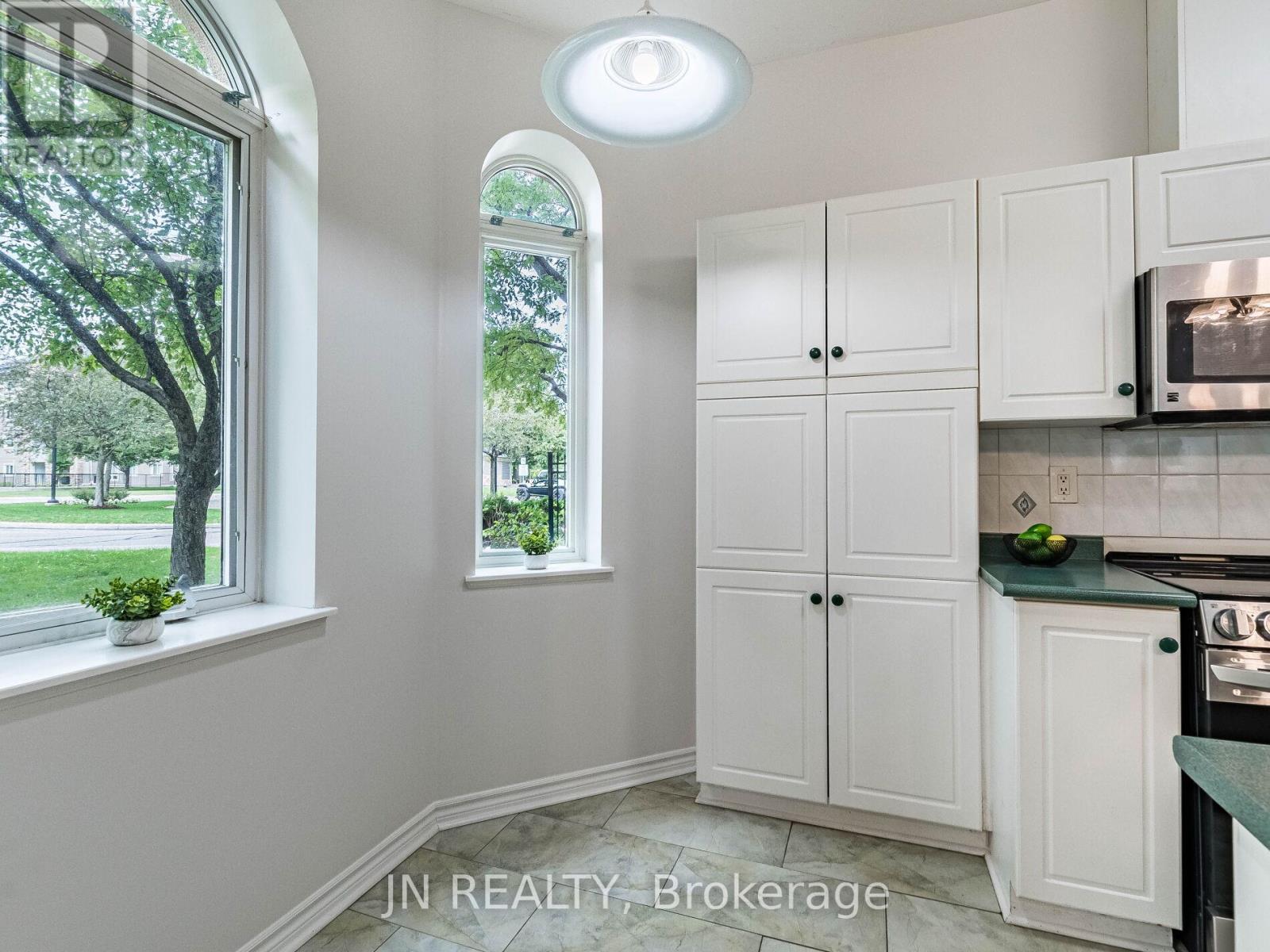 109 - 10 Dayspring Circle, Brampton, Ontario  L6P 1B9 - Photo 12 - W12749436