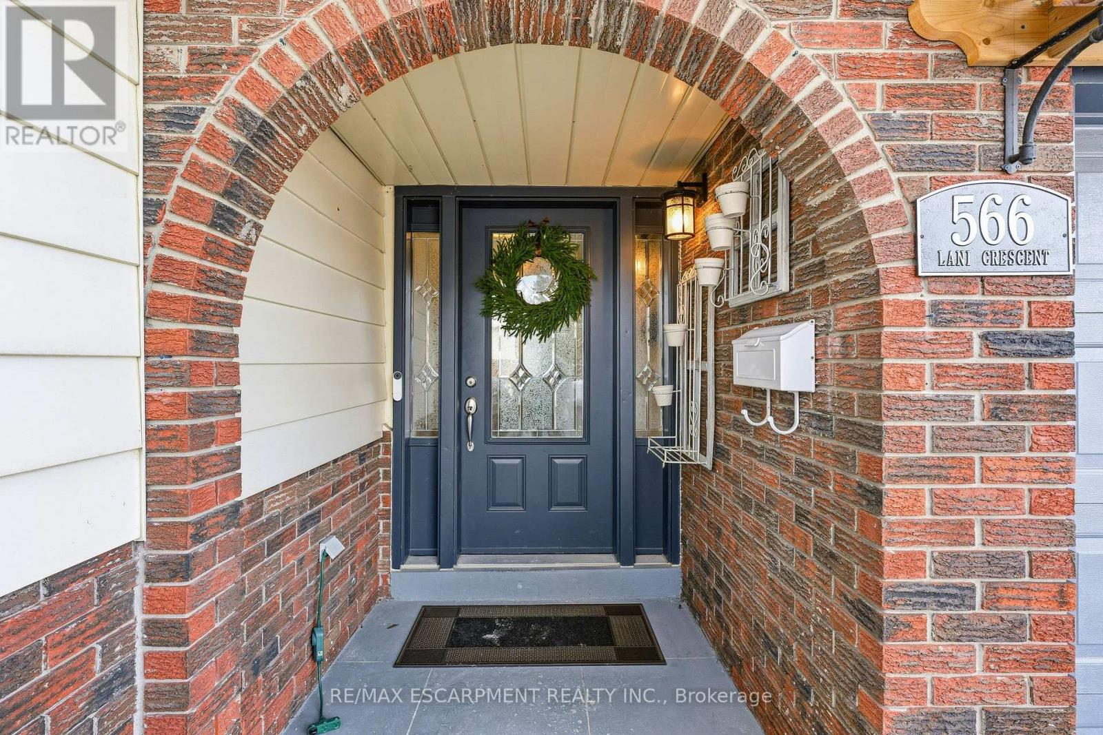 566 Lani Crescent, Burlington, Ontario  L7N 2Y4 - Photo 3 - W12749470