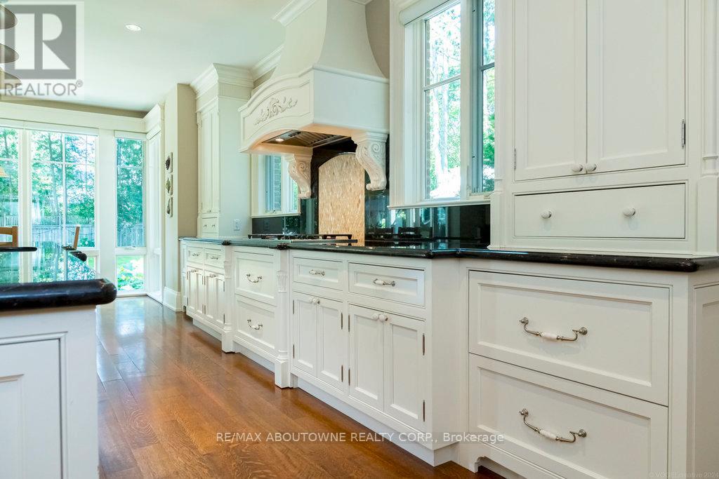 282 Dalewood Drive, Oakville, Ontario  L6J 4P3 - Photo 7 - W12749512