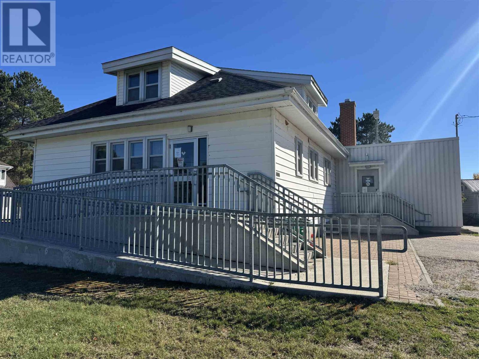 22 Low Ave, Gogama, Ontario  P0M 1W0 - Photo 3 - SM260201