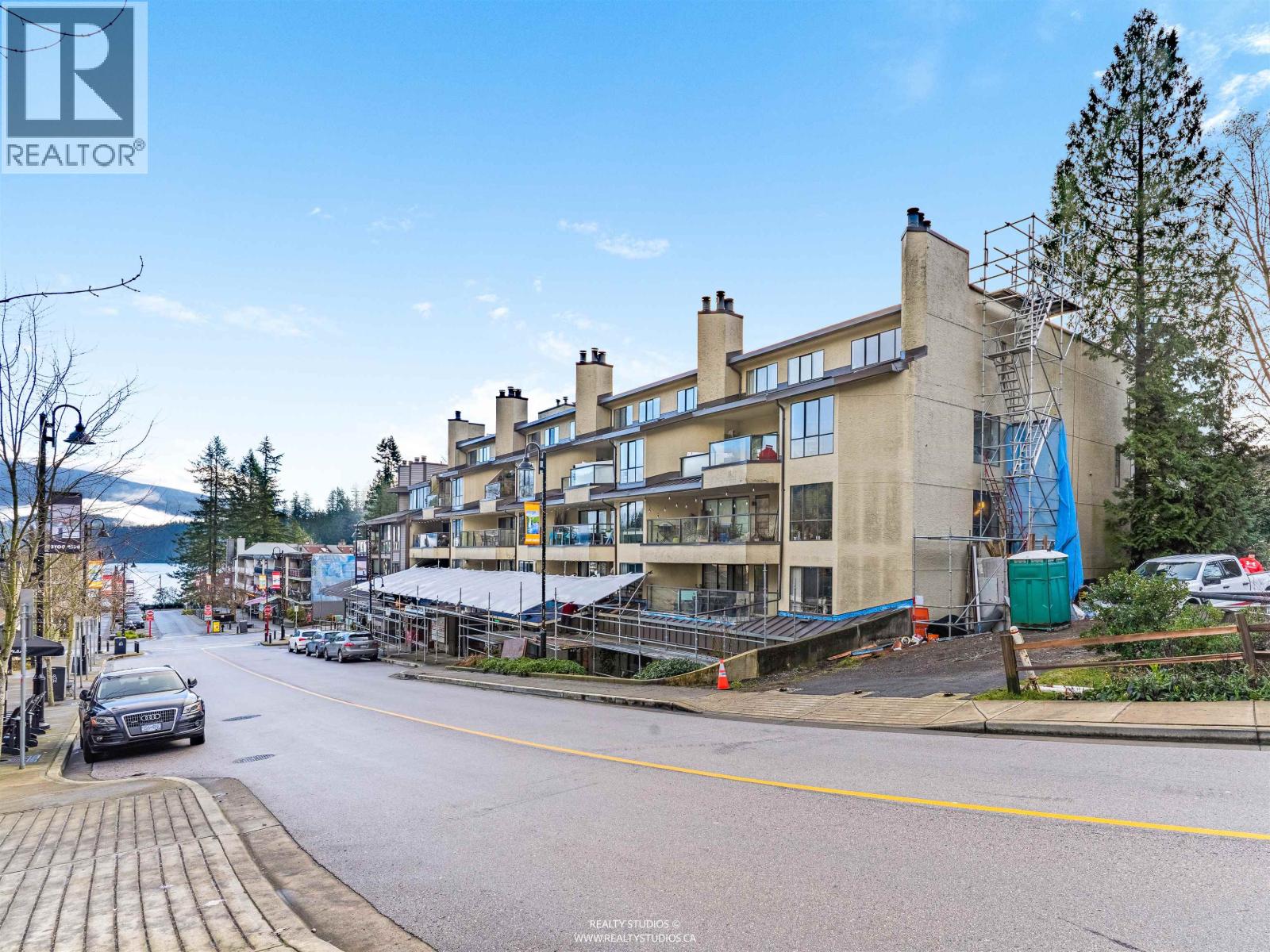 203 4323 Gallant Avenue, North Vancouver, British Columbia  V7G 2C1 - Photo 3 - R3085281