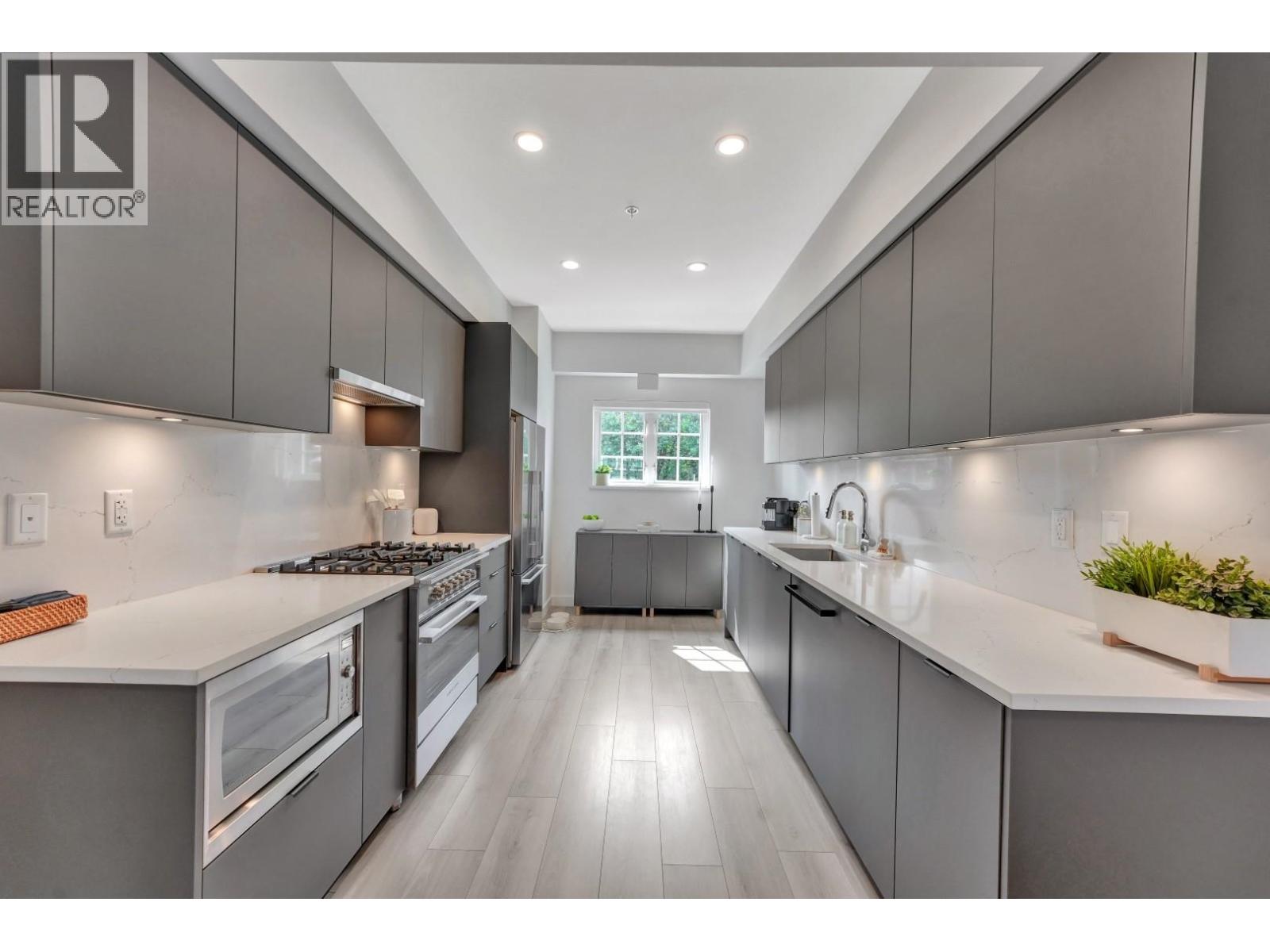 207 678 FAIRVIEW STREET, Coquitlam, British Columbia