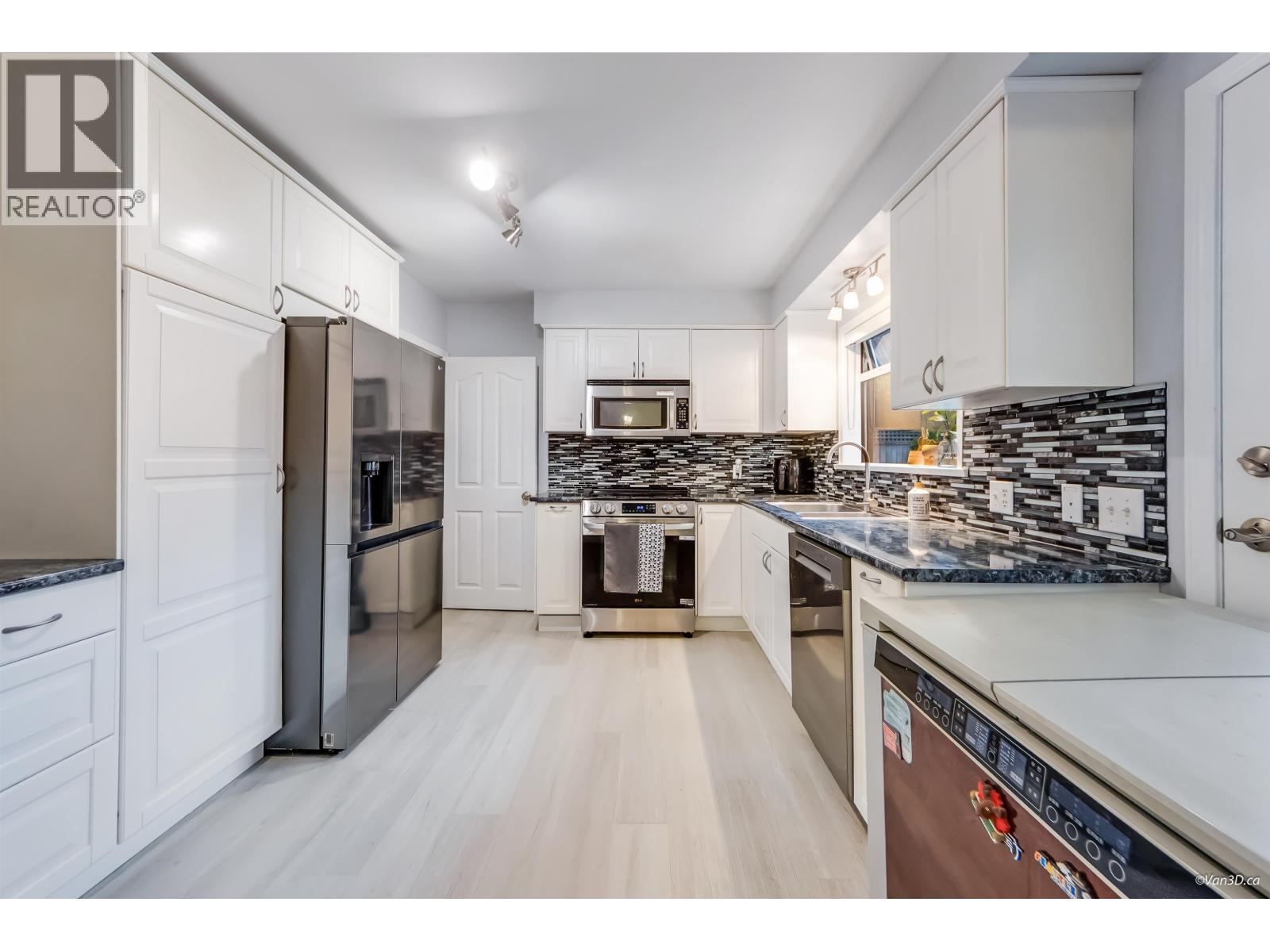 3020 Thorncliffe Drive, North Vancouver, British Columbia  V7R 2T1 - Photo 12 - R3085325