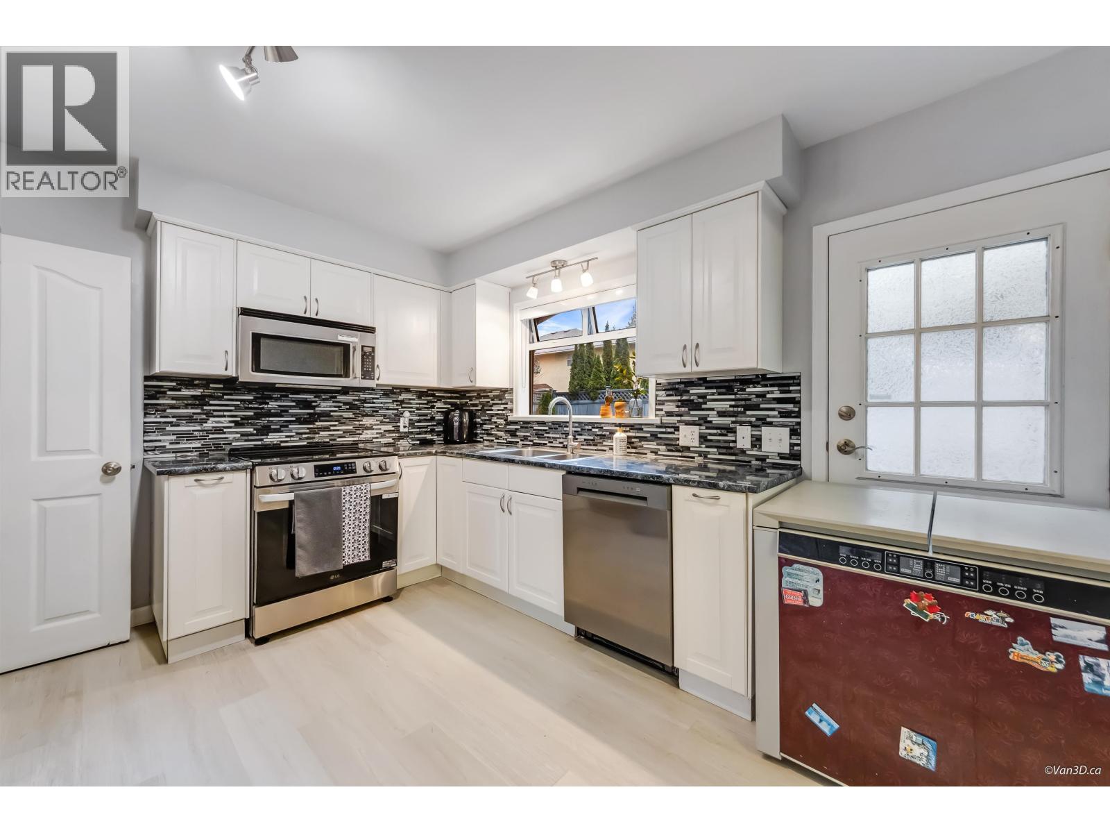 3020 Thorncliffe Drive, North Vancouver, British Columbia  V7R 2T1 - Photo 13 - R3085325