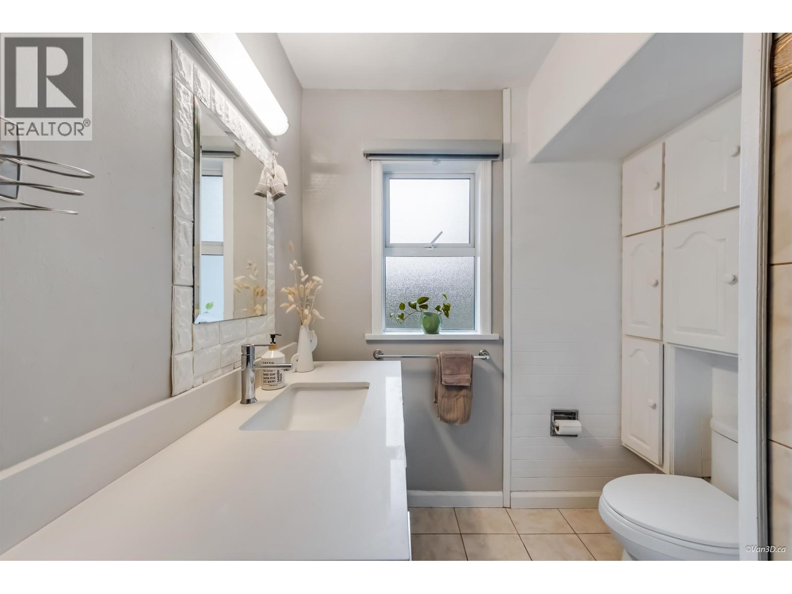 3020 Thorncliffe Drive, North Vancouver, British Columbia  V7R 2T1 - Photo 15 - R3085325