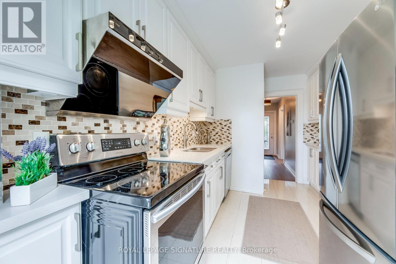 118 Blantyre Avenue, Toronto, Ontario  M1N 2R5 - Photo 11 - E12749576