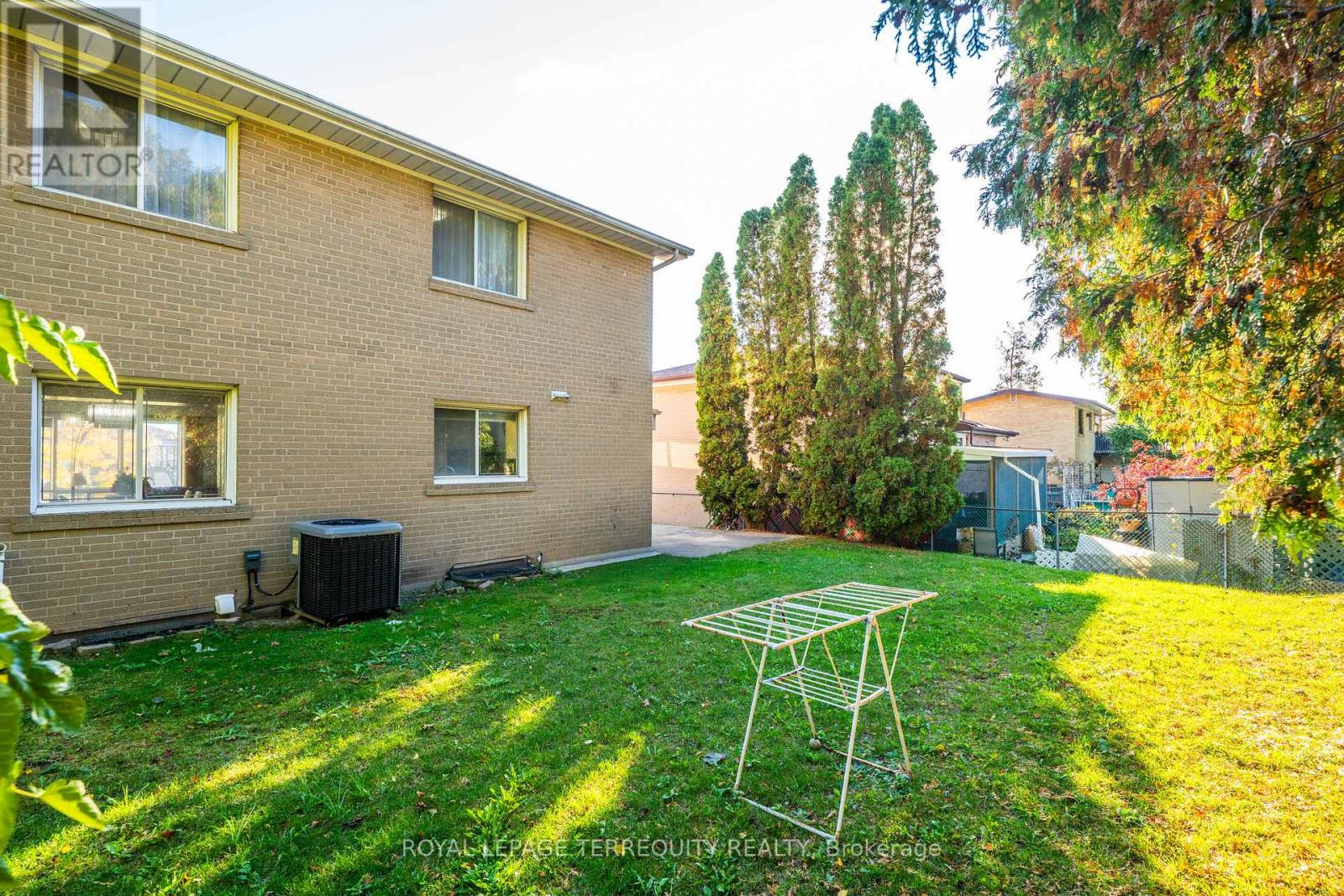 106 Grandravine Drive, Toronto, Ontario  M3J 1B4 - Photo 33 - W12749554
