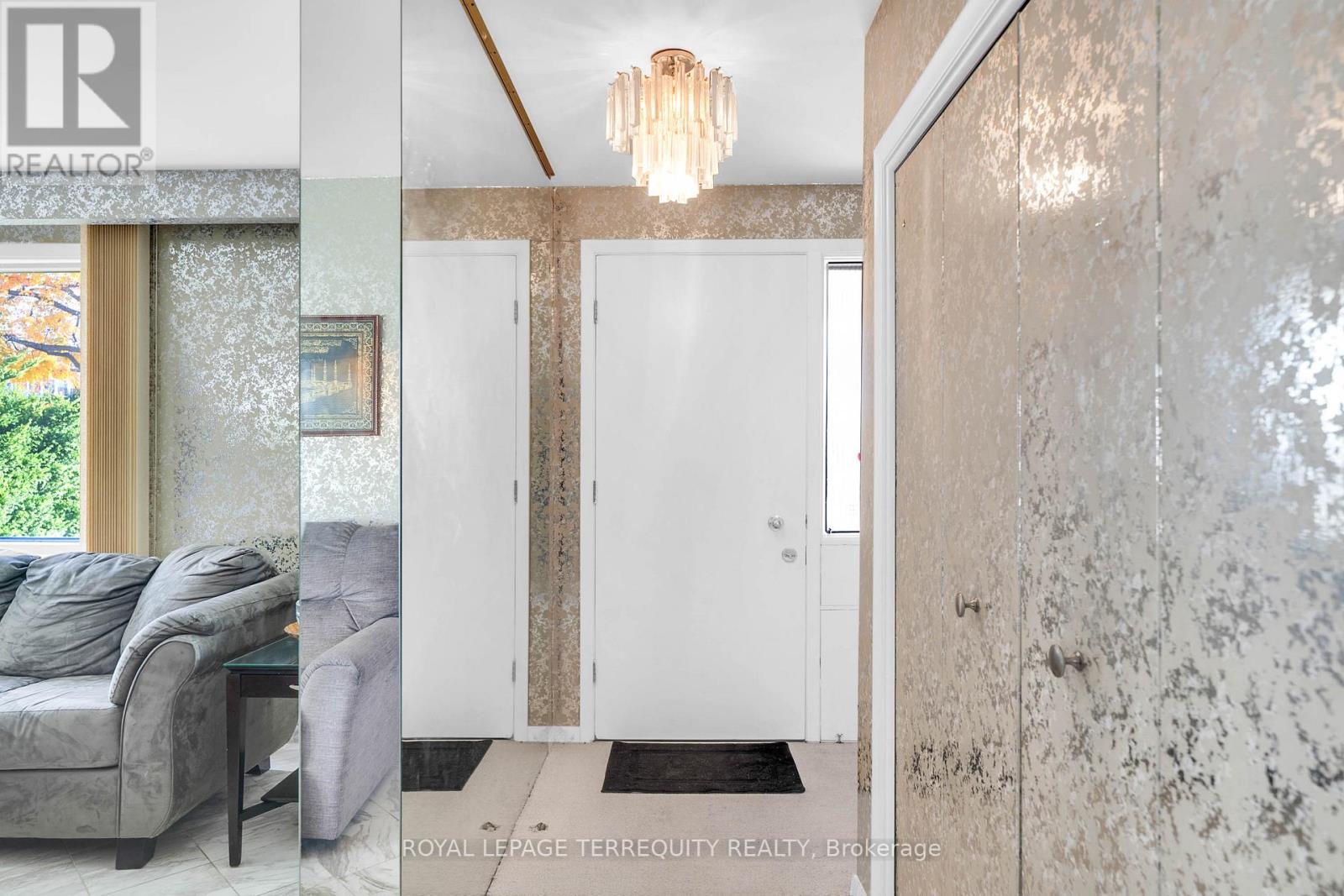 106 Grandravine Drive, Toronto, Ontario  M3J 1B4 - Photo 5 - W12749554