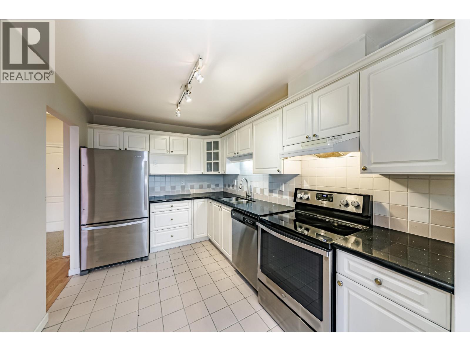 Listing Picture 12 of 31 : 1502 6838 STATION HILL DRIVE, Burnaby / 本拿比 - 魯藝地產 Yvonne Lu Group - MLS Medallion Club Member