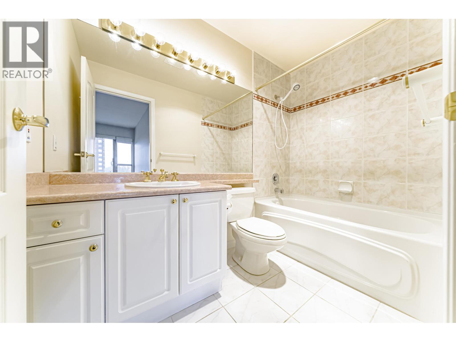 Listing Picture 16 of 31 : 1502 6838 STATION HILL DRIVE, Burnaby / 本拿比 - 魯藝地產 Yvonne Lu Group - MLS Medallion Club Member