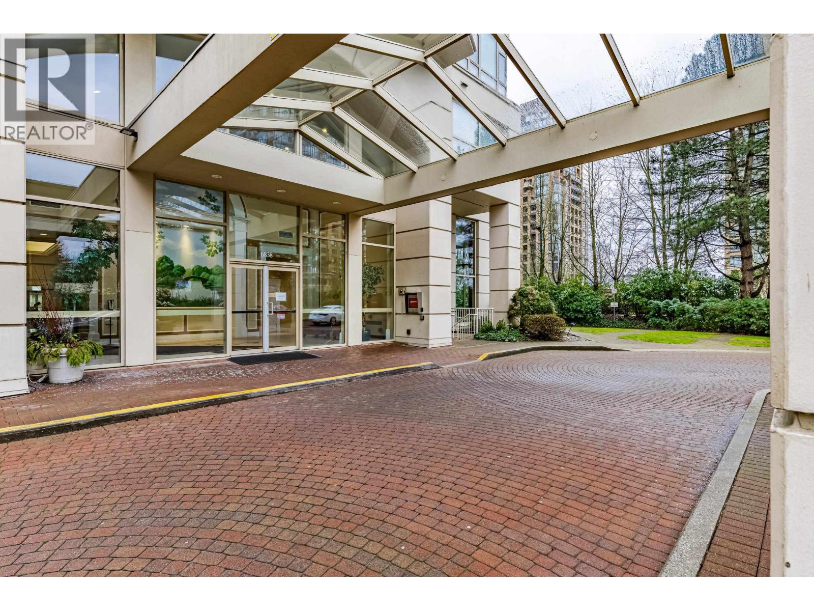 Listing Picture 2 of 31 : 1502 6838 STATION HILL DRIVE, Burnaby / 本拿比 - 魯藝地產 Yvonne Lu Group - MLS Medallion Club Member