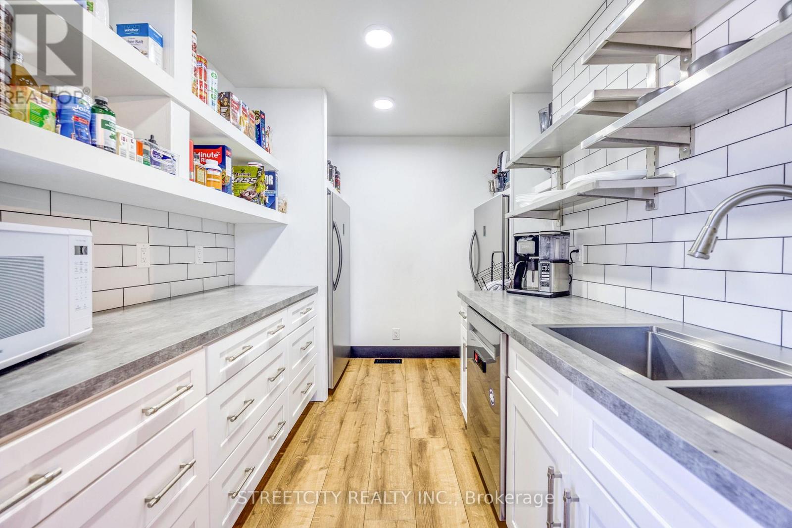 747 Broadway Street, Plympton-Wyoming, Ontario  N0N 1T0 - Photo 10 - X12749914