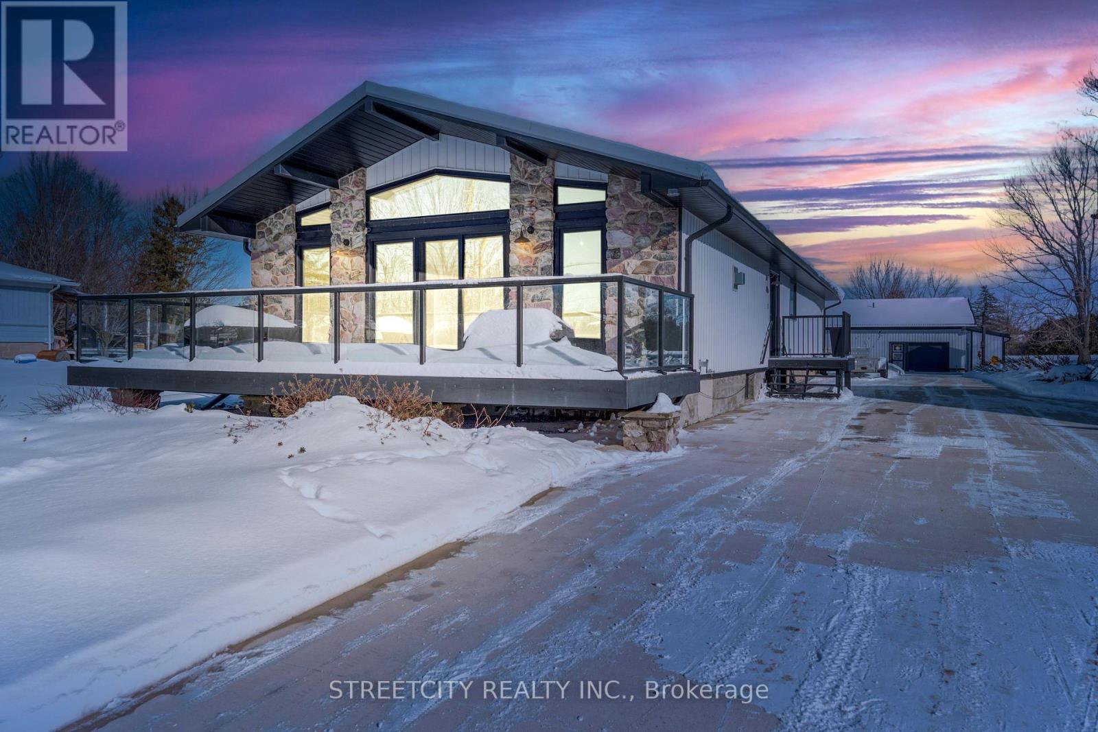 747 Broadway Street, Plympton-Wyoming, Ontario  N0N 1T0 - Photo 2 - X12749914