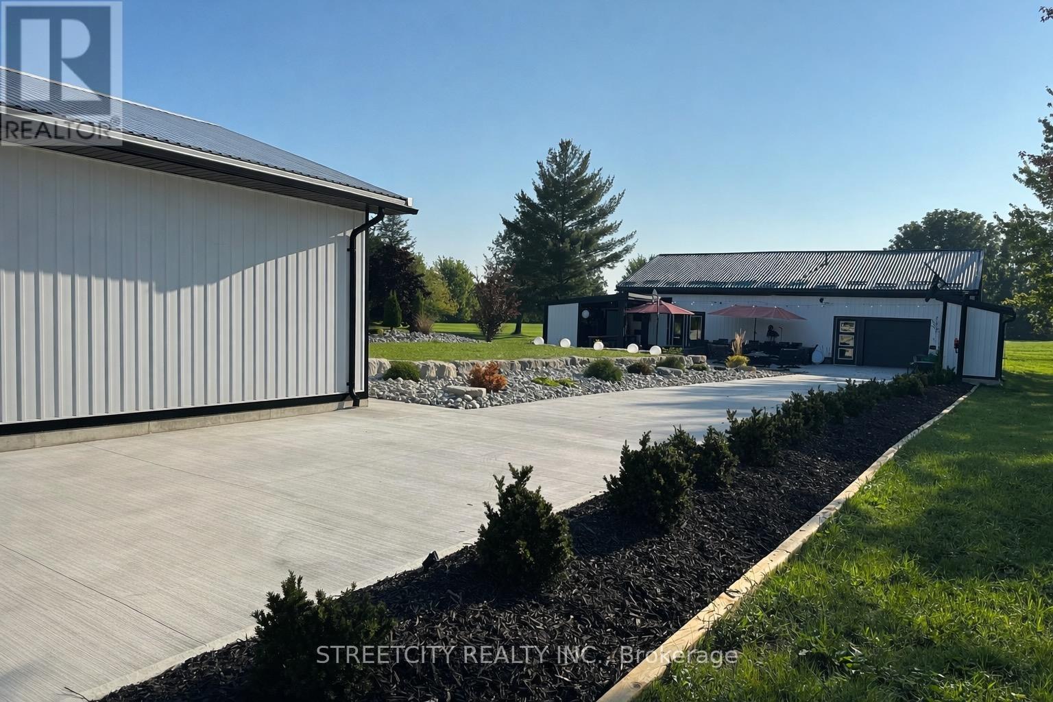 747 Broadway Street, Plympton-Wyoming, Ontario  N0N 1T0 - Photo 36 - X12749914