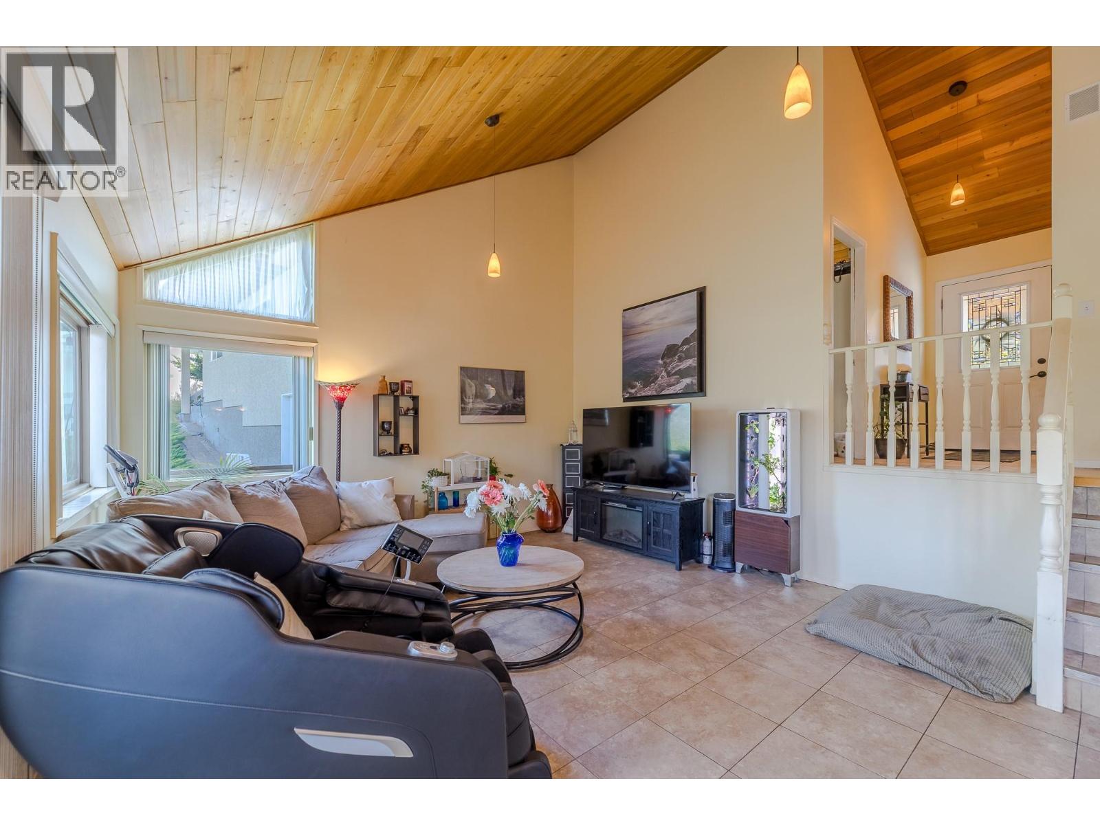 186 DEWDNEY Crescent Penticton Photo 10