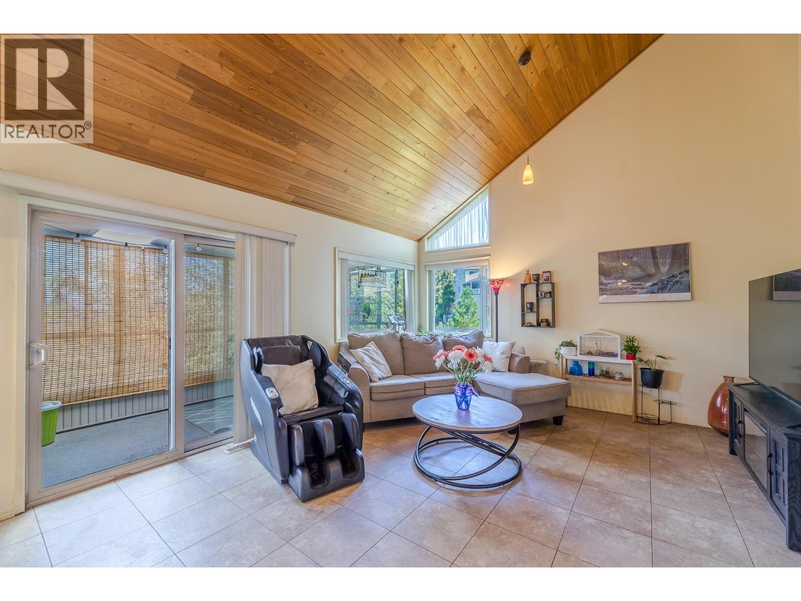 186 DEWDNEY Crescent Penticton Photo 11