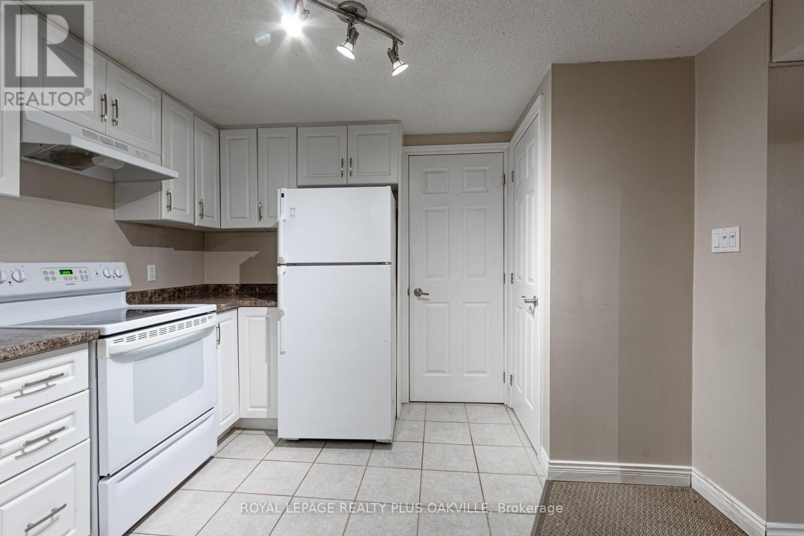 Lower - 415 Norrie Crescent, Burlington, Ontario  L7L 3S4 - Photo 2 - W12749772