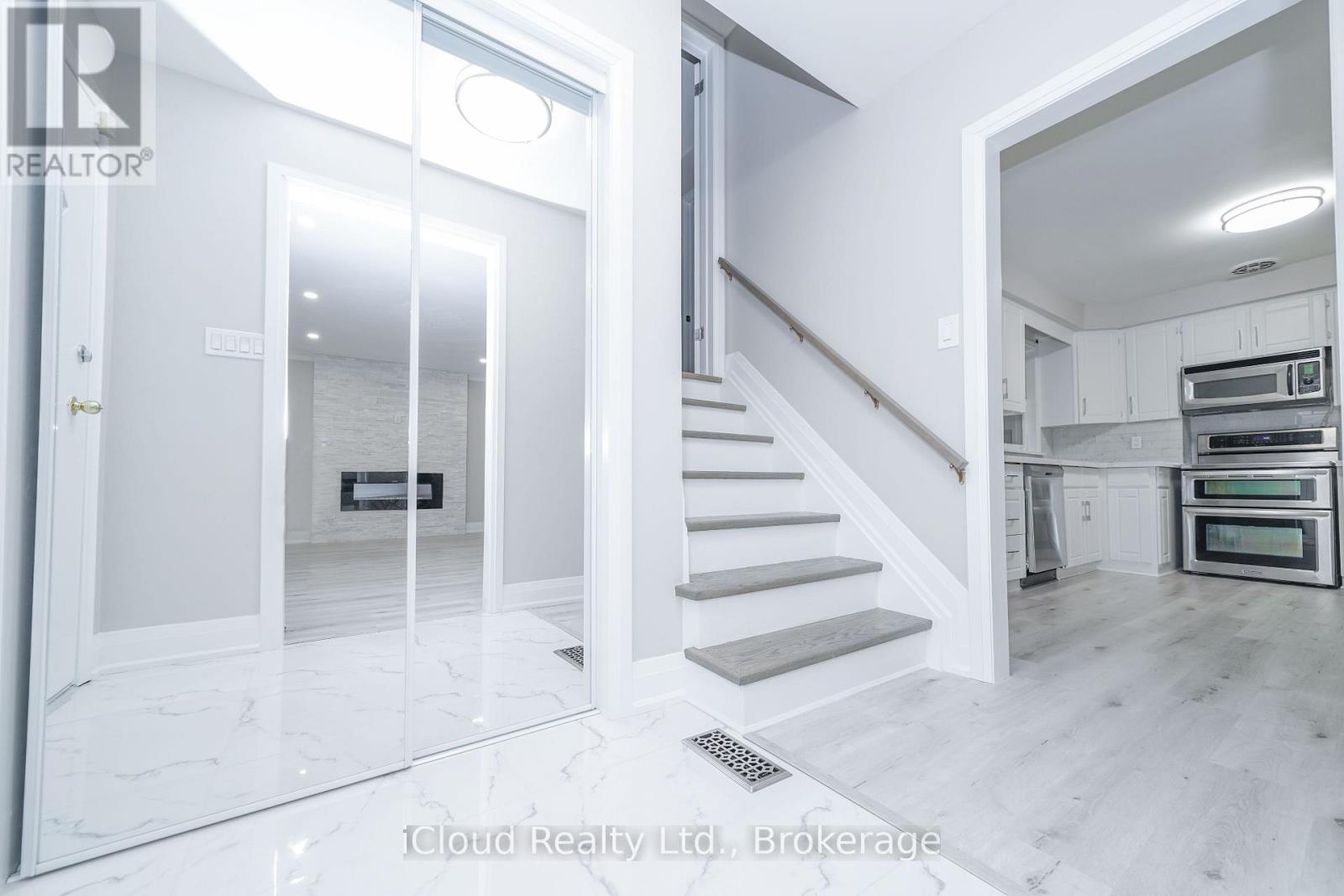 22 Decarie Circle, Toronto, Ontario  M9B 3H8 - Photo 2 - W12749776