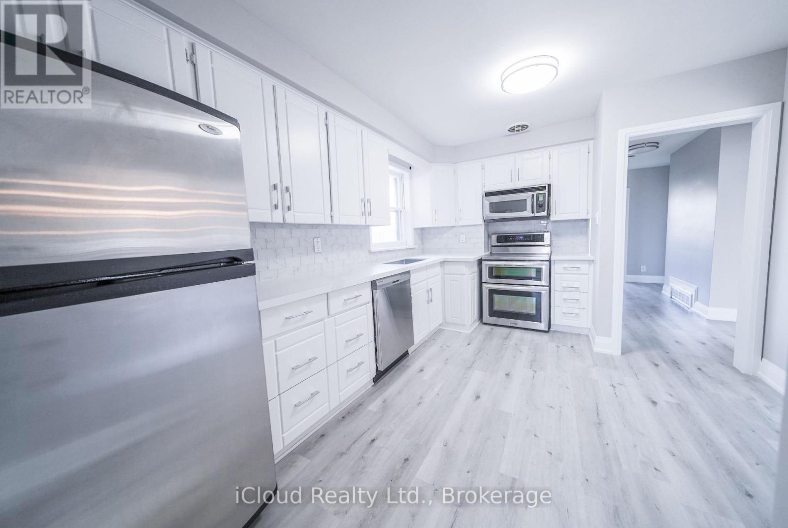 22 Decarie Circle, Toronto, Ontario  M9B 3H8 - Photo 3 - W12749776