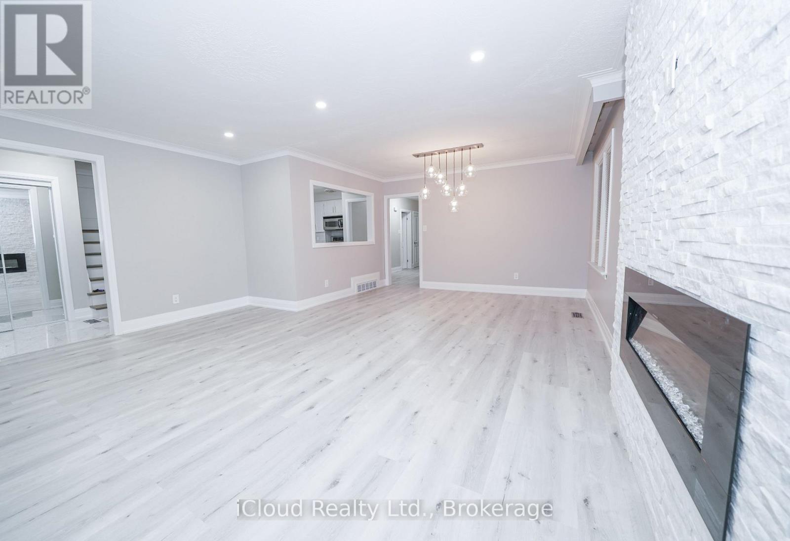 22 Decarie Circle, Toronto, Ontario  M9B 3H8 - Photo 4 - W12749776