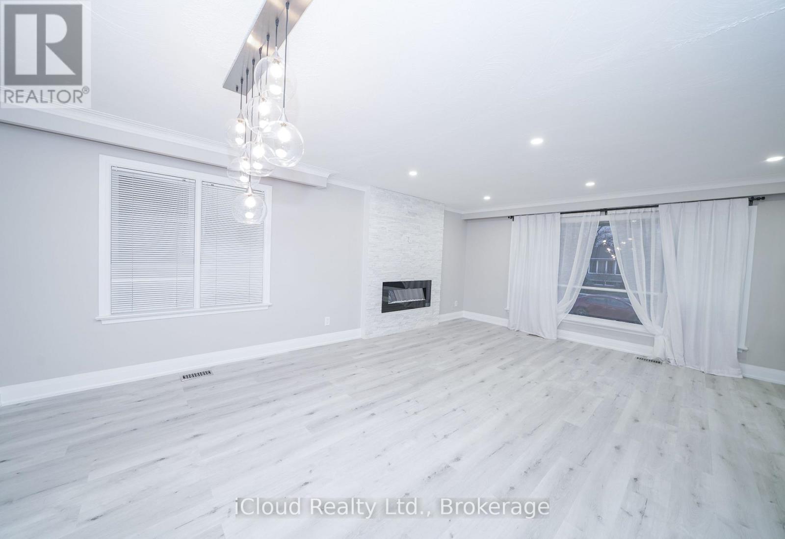 22 Decarie Circle, Toronto, Ontario  M9B 3H8 - Photo 5 - W12749776