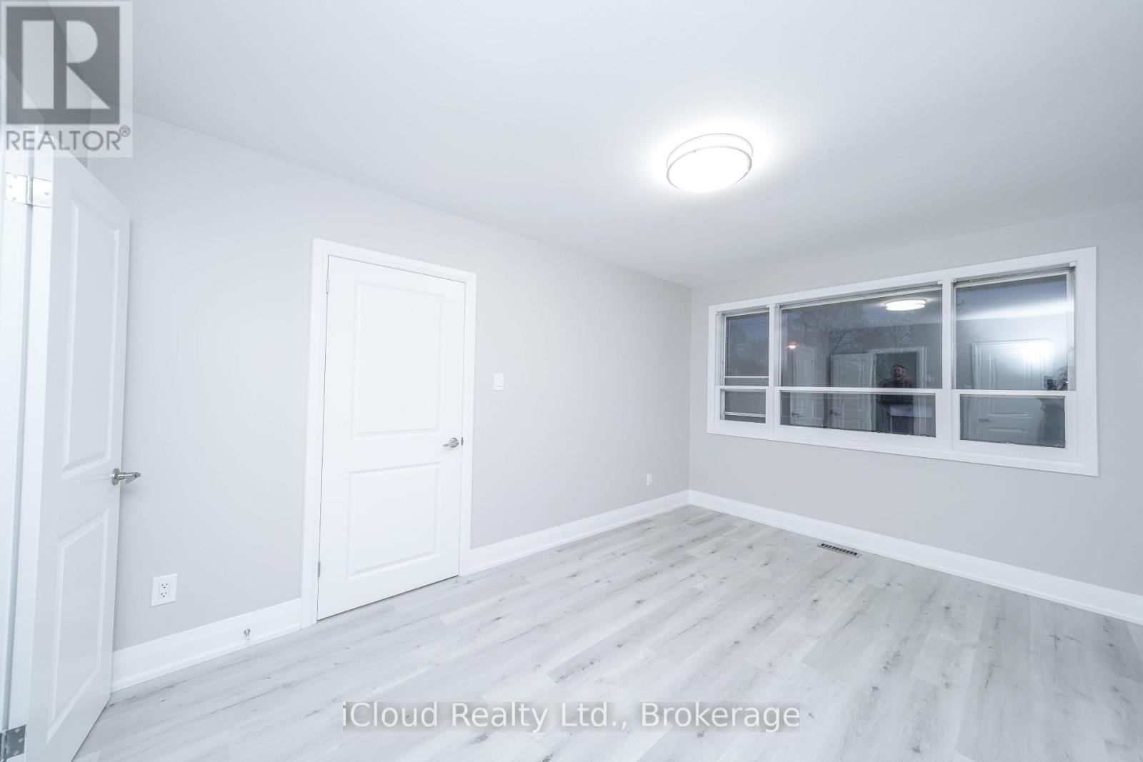 22 Decarie Circle, Toronto, Ontario  M9B 3H8 - Photo 6 - W12749776