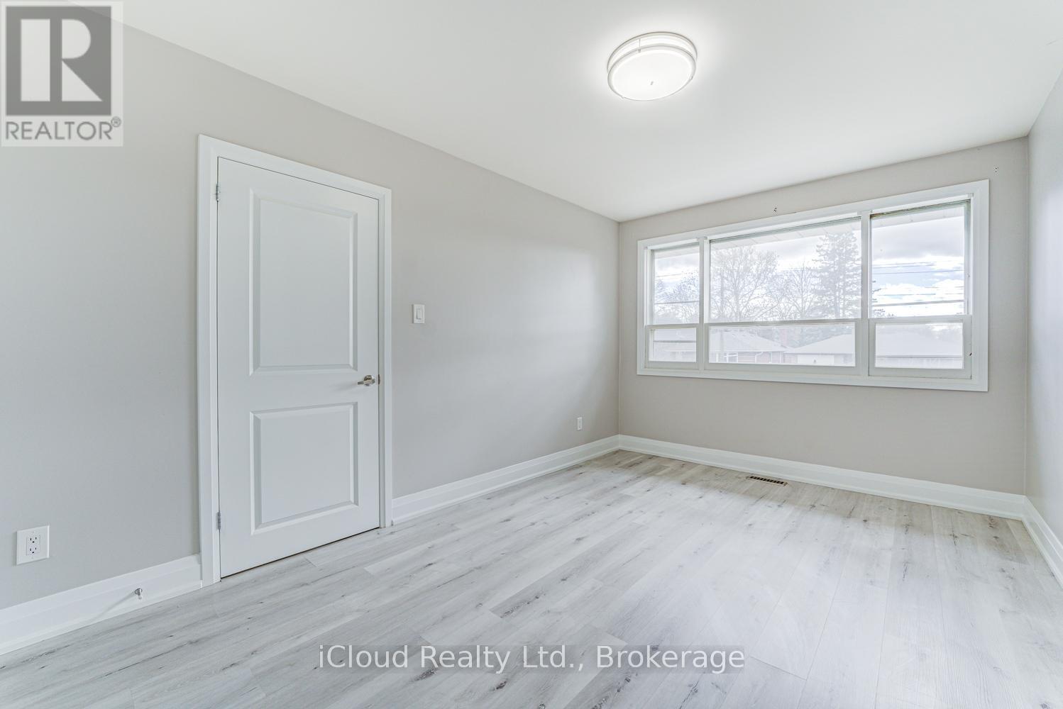 22 Decarie Circle, Toronto, Ontario  M9B 3H8 - Photo 7 - W12749776