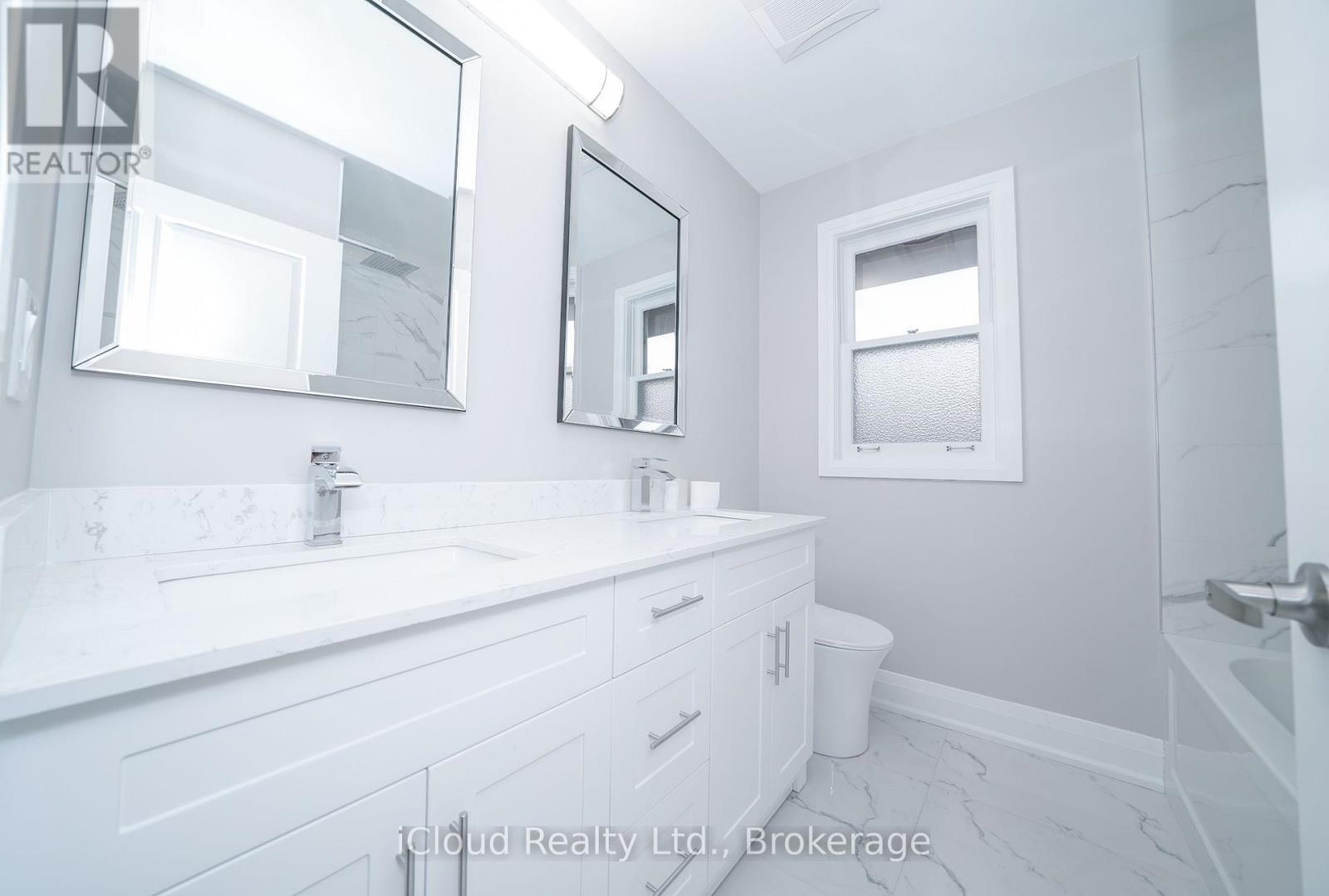 22 Decarie Circle, Toronto, Ontario  M9B 3H8 - Photo 8 - W12749776