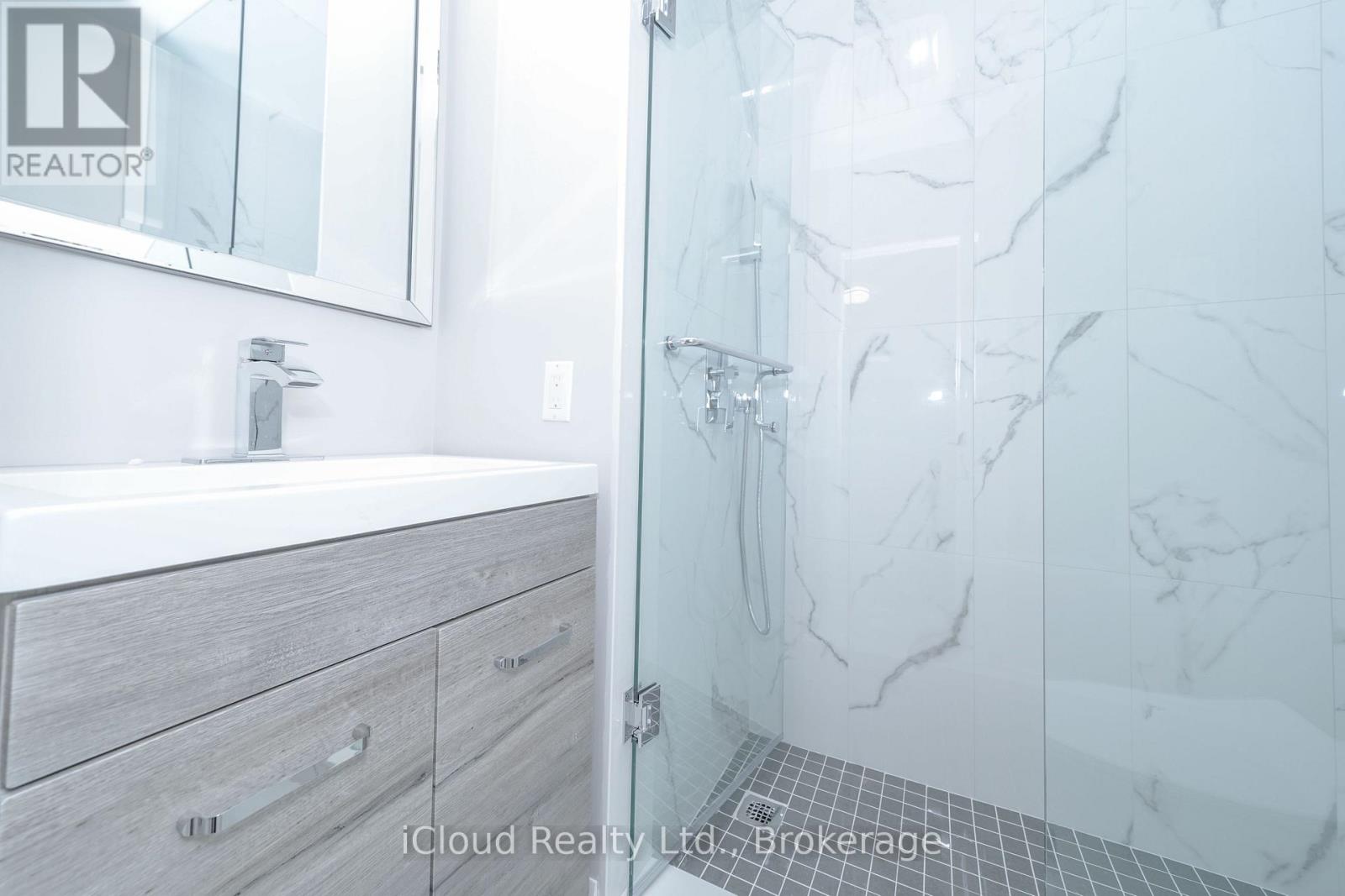 22 Decarie Circle, Toronto, Ontario  M9B 3H8 - Photo 9 - W12749776