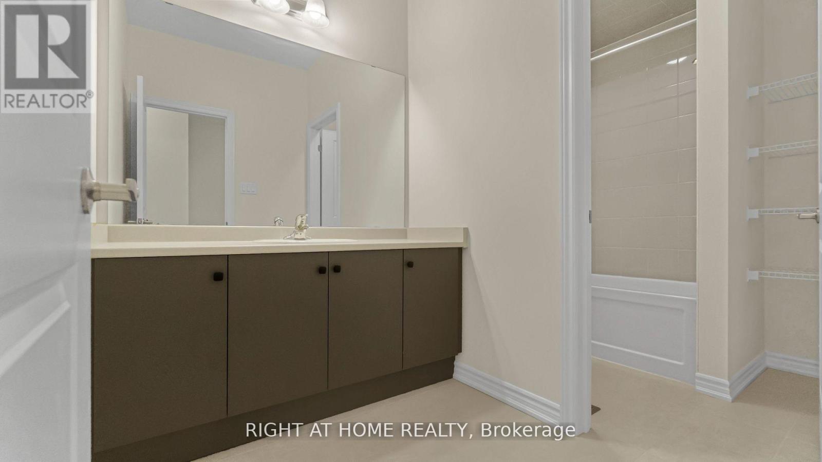 1428 Almonte Drive, Burlington, Ontario  L7P 0V8 - Photo 15 - W12749802