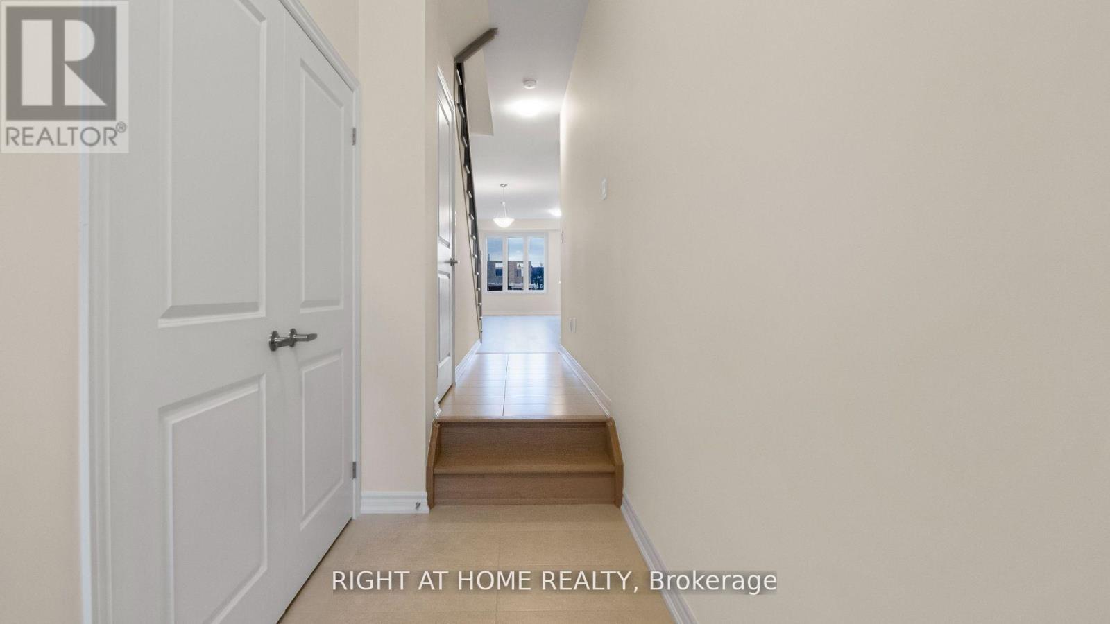 1428 Almonte Drive, Burlington, Ontario  L7P 0V8 - Photo 3 - W12749802