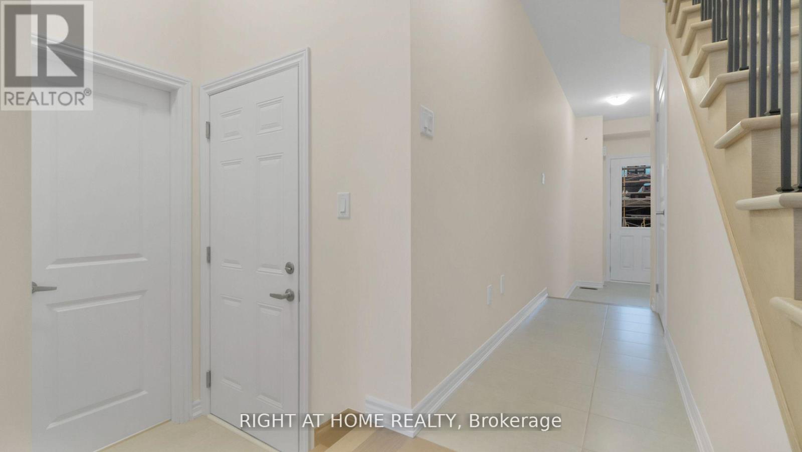 1428 Almonte Drive, Burlington, Ontario  L7P 0V8 - Photo 4 - W12749802