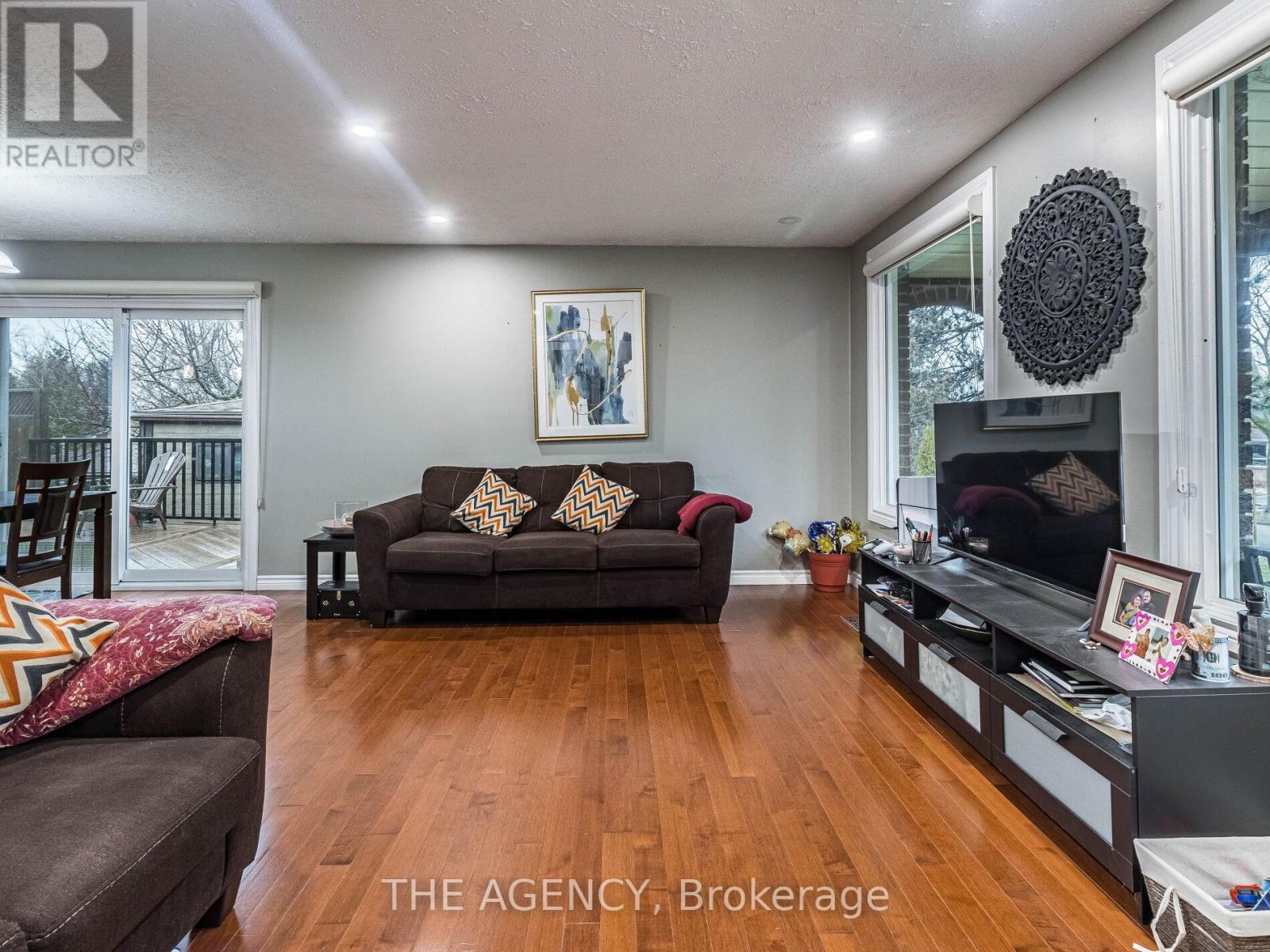 29 Culpepper Drive, Waterloo, Ontario  N2L 5K8 - Photo 3 - X12749930