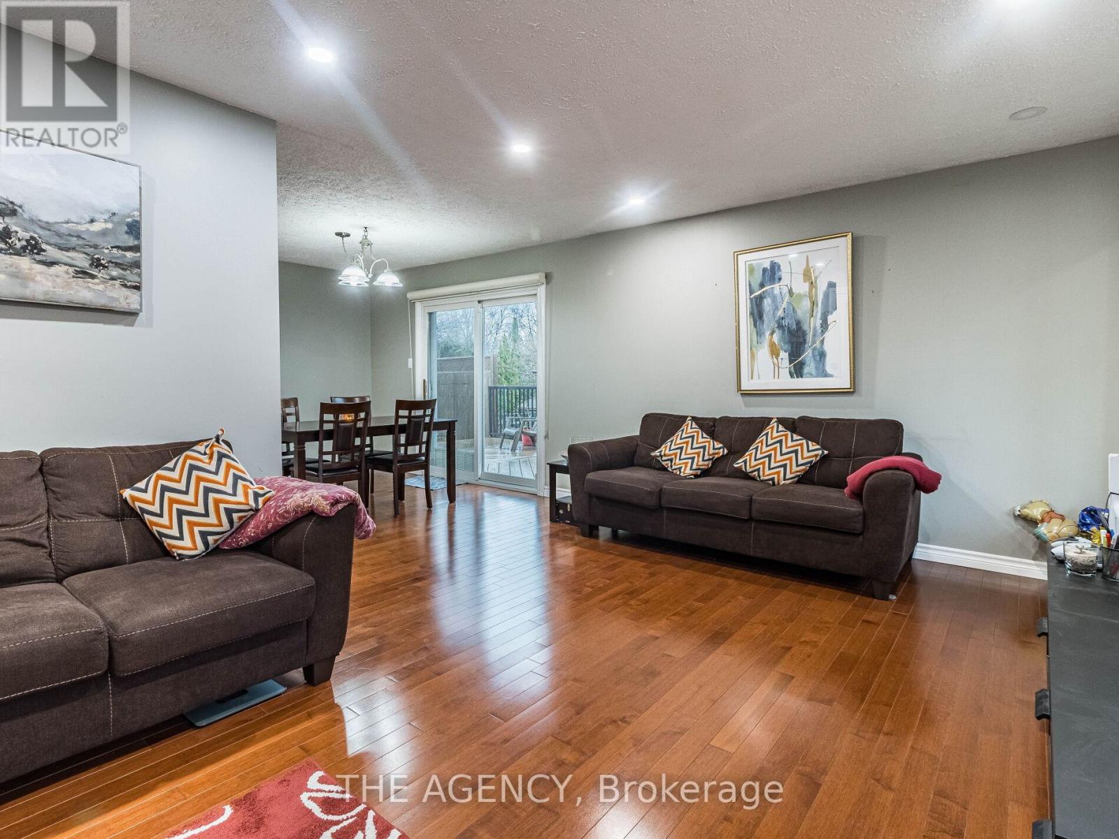 29 Culpepper Drive, Waterloo, Ontario  N2L 5K8 - Photo 4 - X12749930